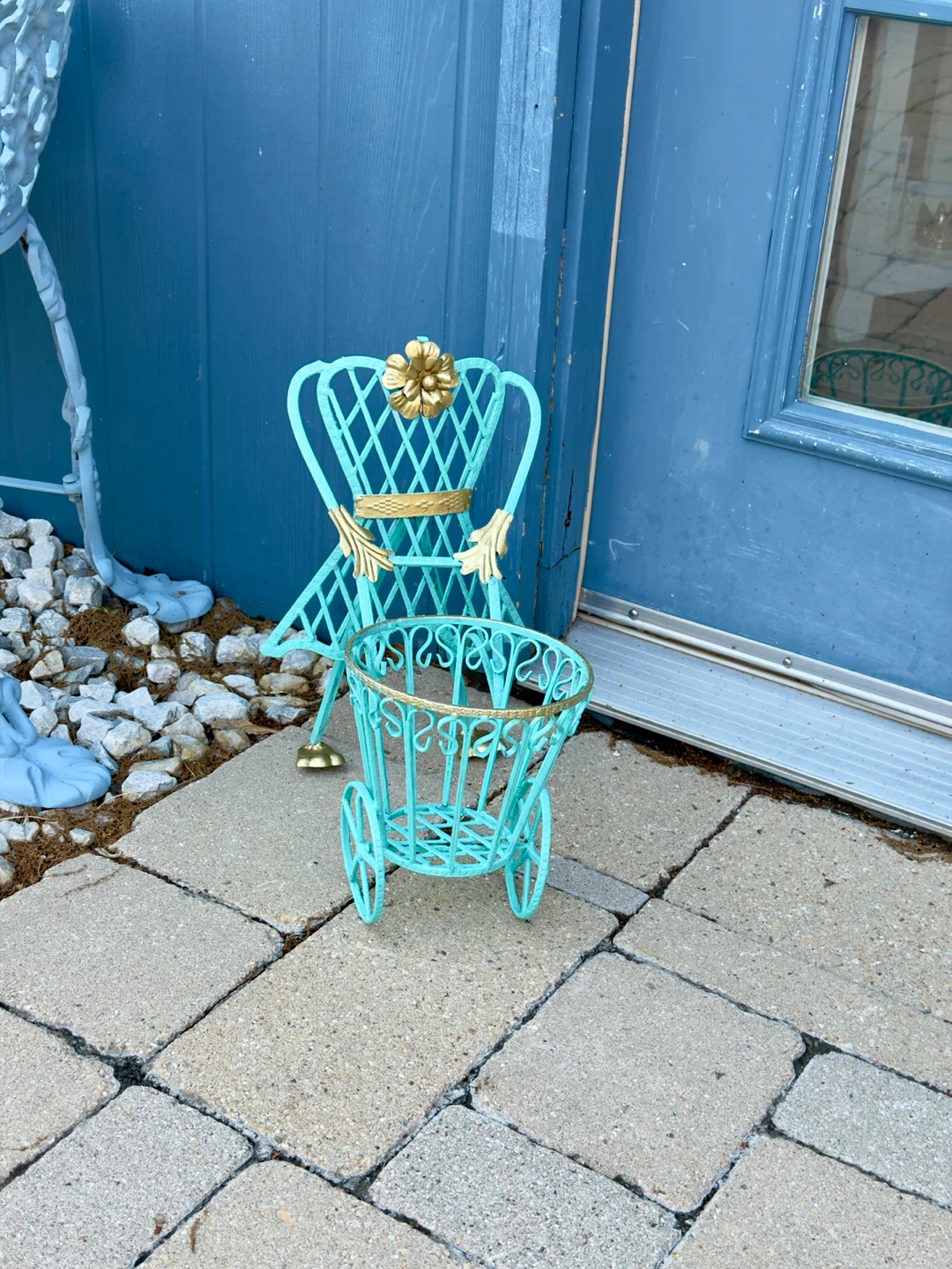 ADORABLE FLOWER/PLANT STAND