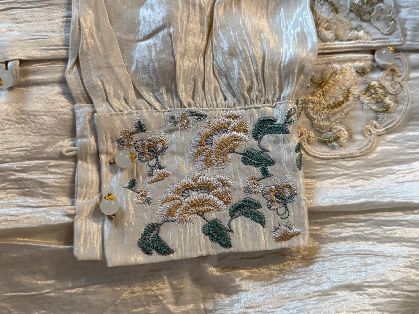Cream Embroidered Blouse Ruffled Collar Frog Closures Size M - photo 4