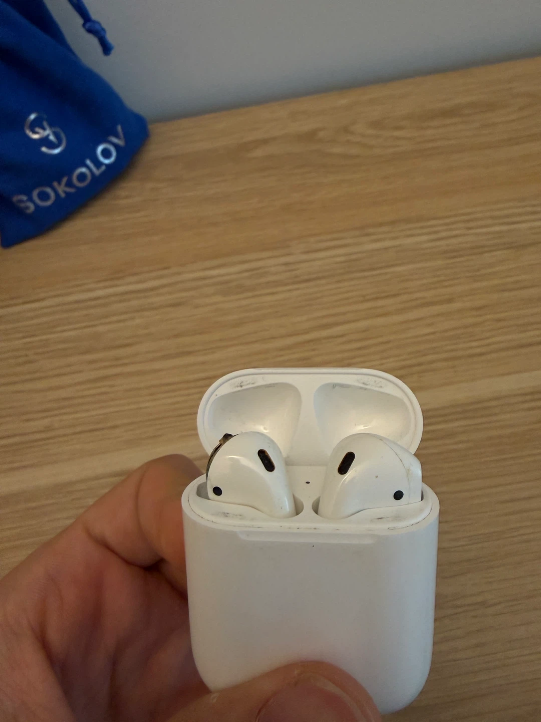 Apple AirPods 2 case + right airpod (left one broken) - photo 2