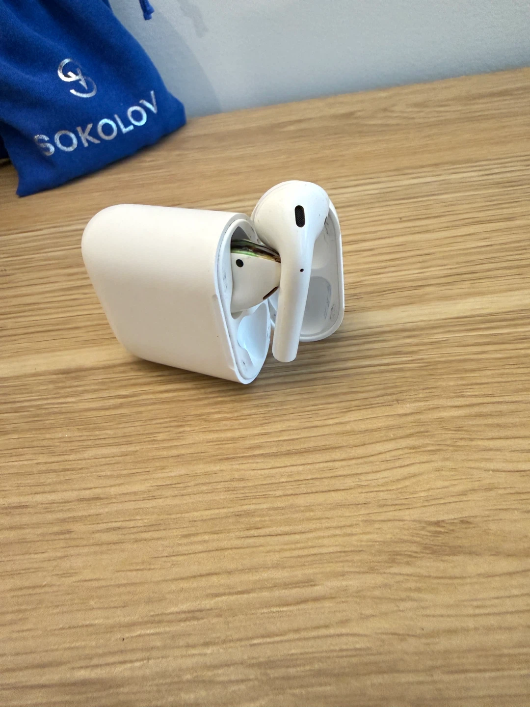 Apple AirPods 2 case + right airpod (left one broken)