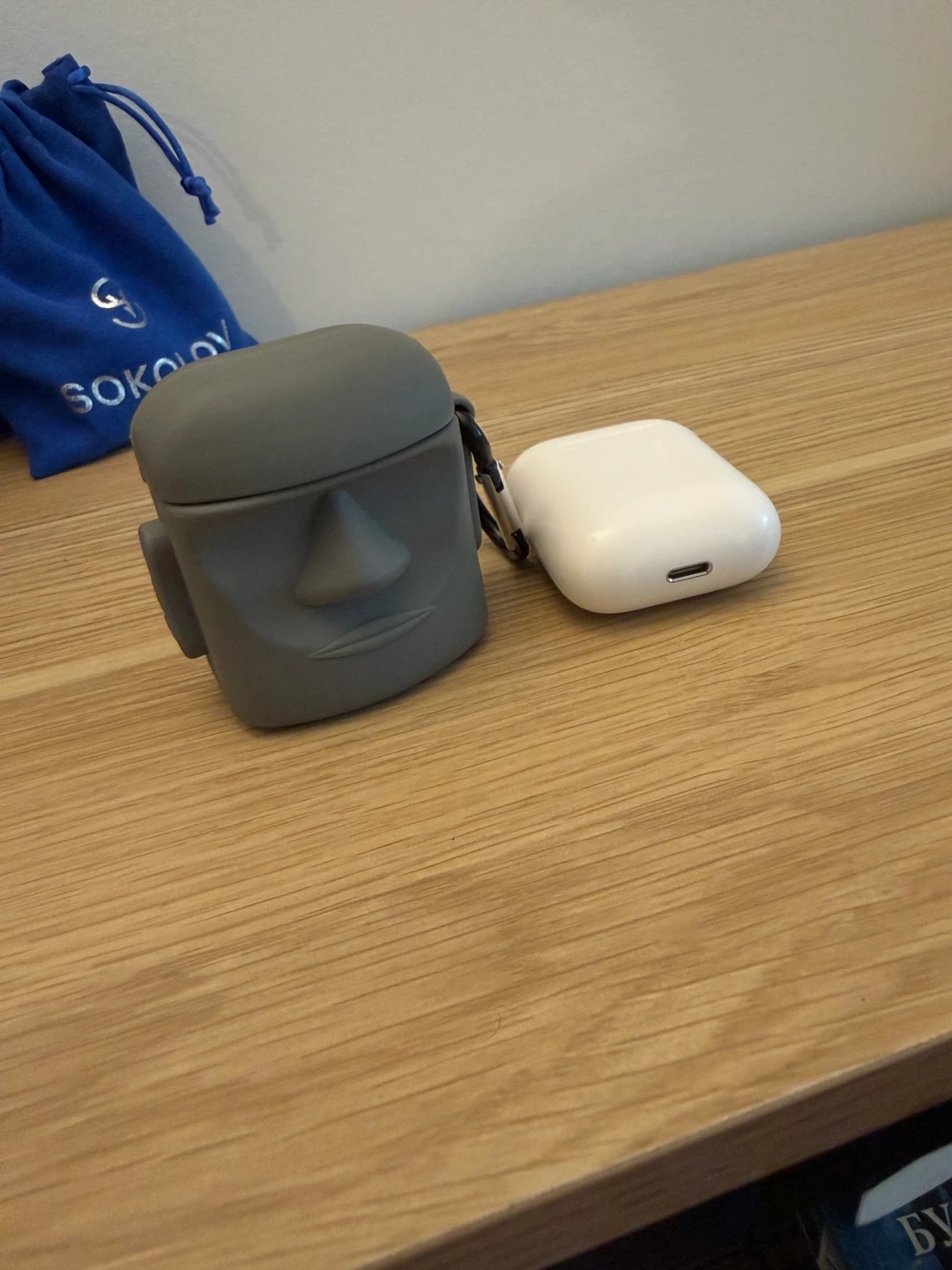 Apple AirPods 2 case + right airpod (left one broken) - photo 3