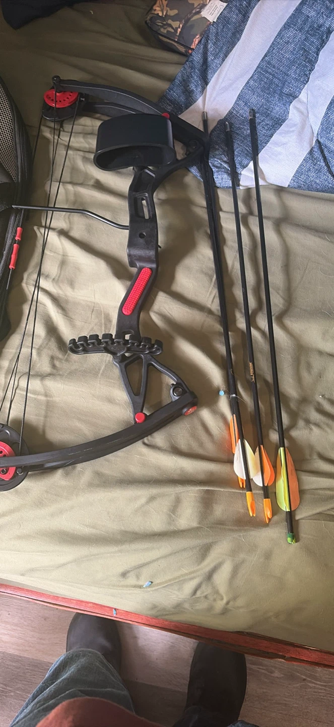 Redhead Compound Bow with Case and Arrows - photo 2