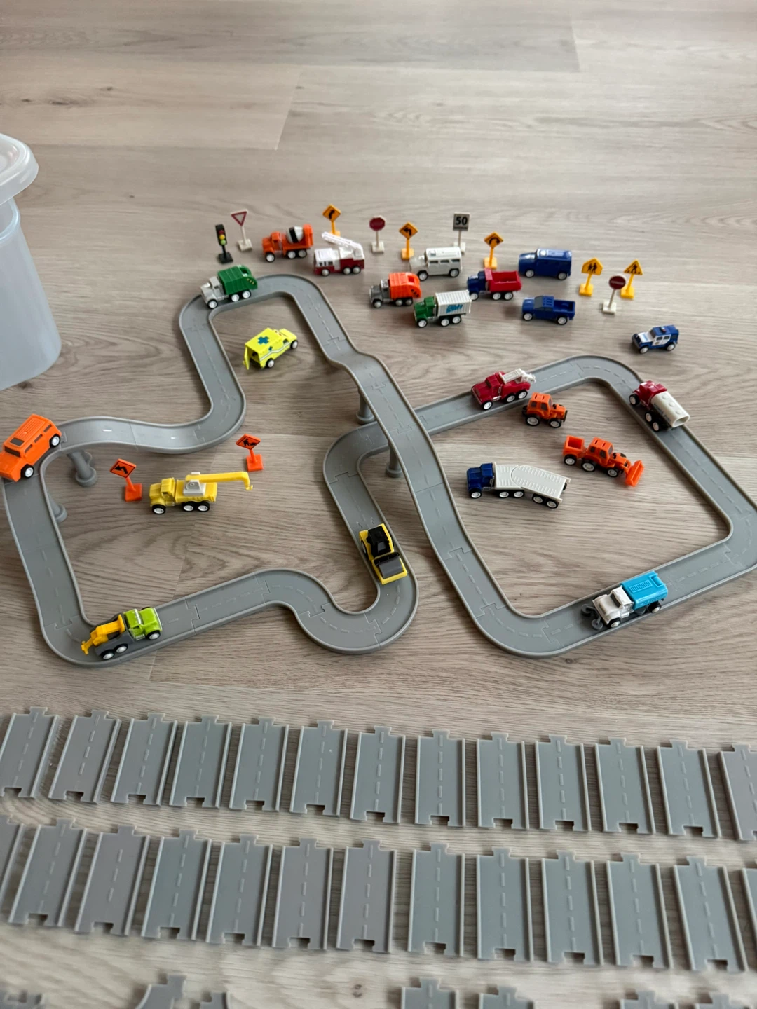 Excellent like-new condition miniature cars & roads play set - photo 3
