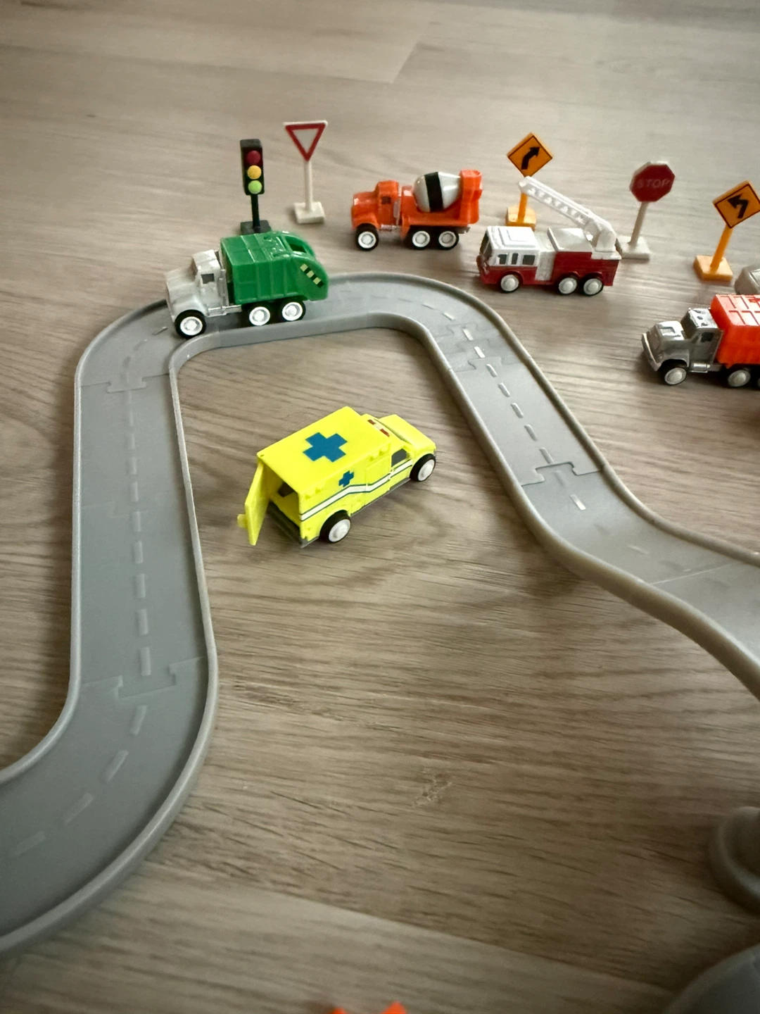 Excellent like-new condition miniature cars & roads play set - photo 5