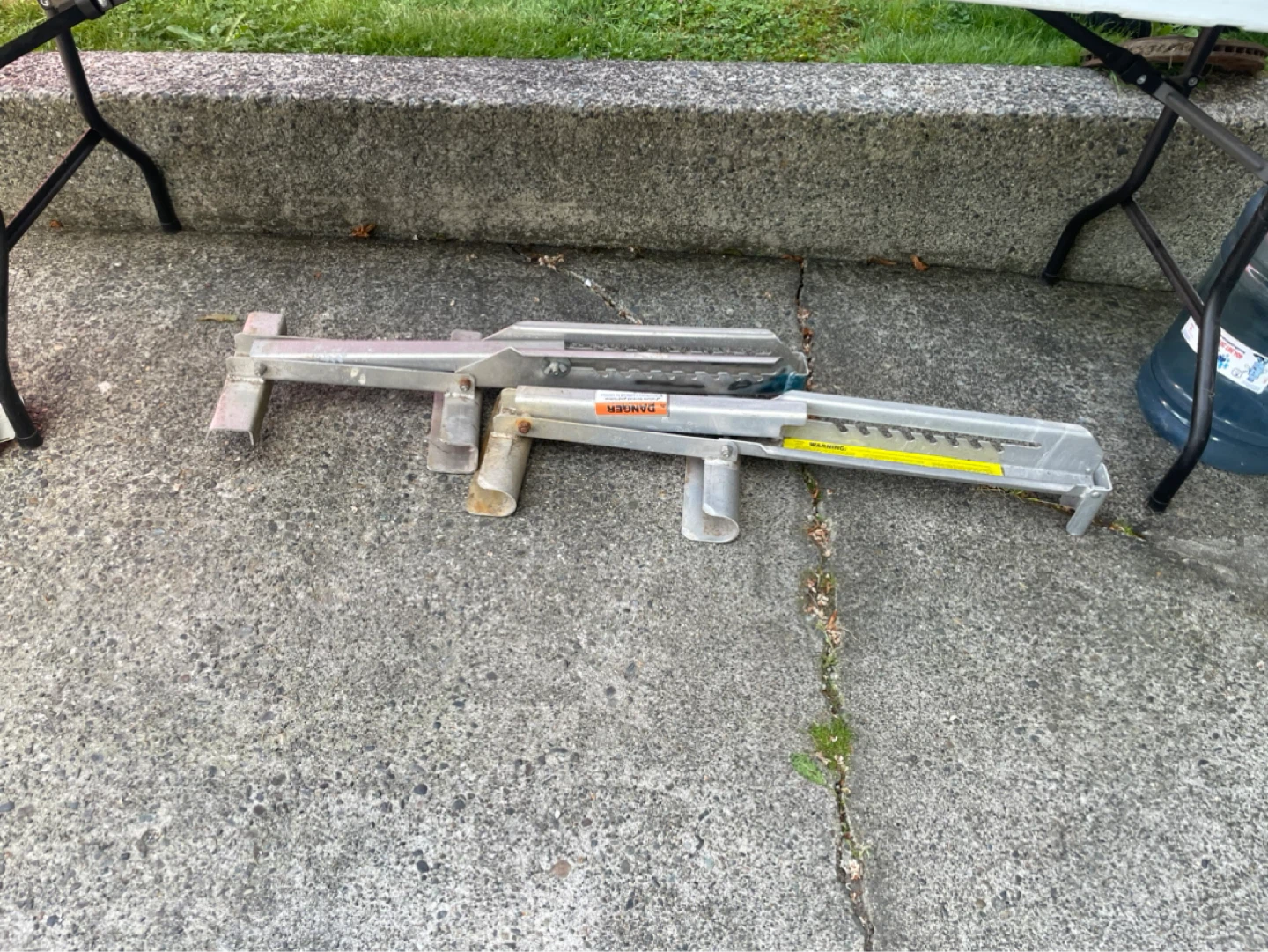 Ladder jacks for scaffolding