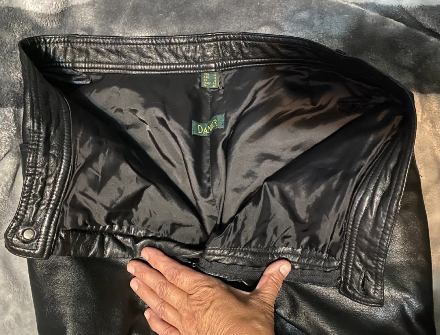 Danier Black Leather Pants - Size CAN 14 - photo 3