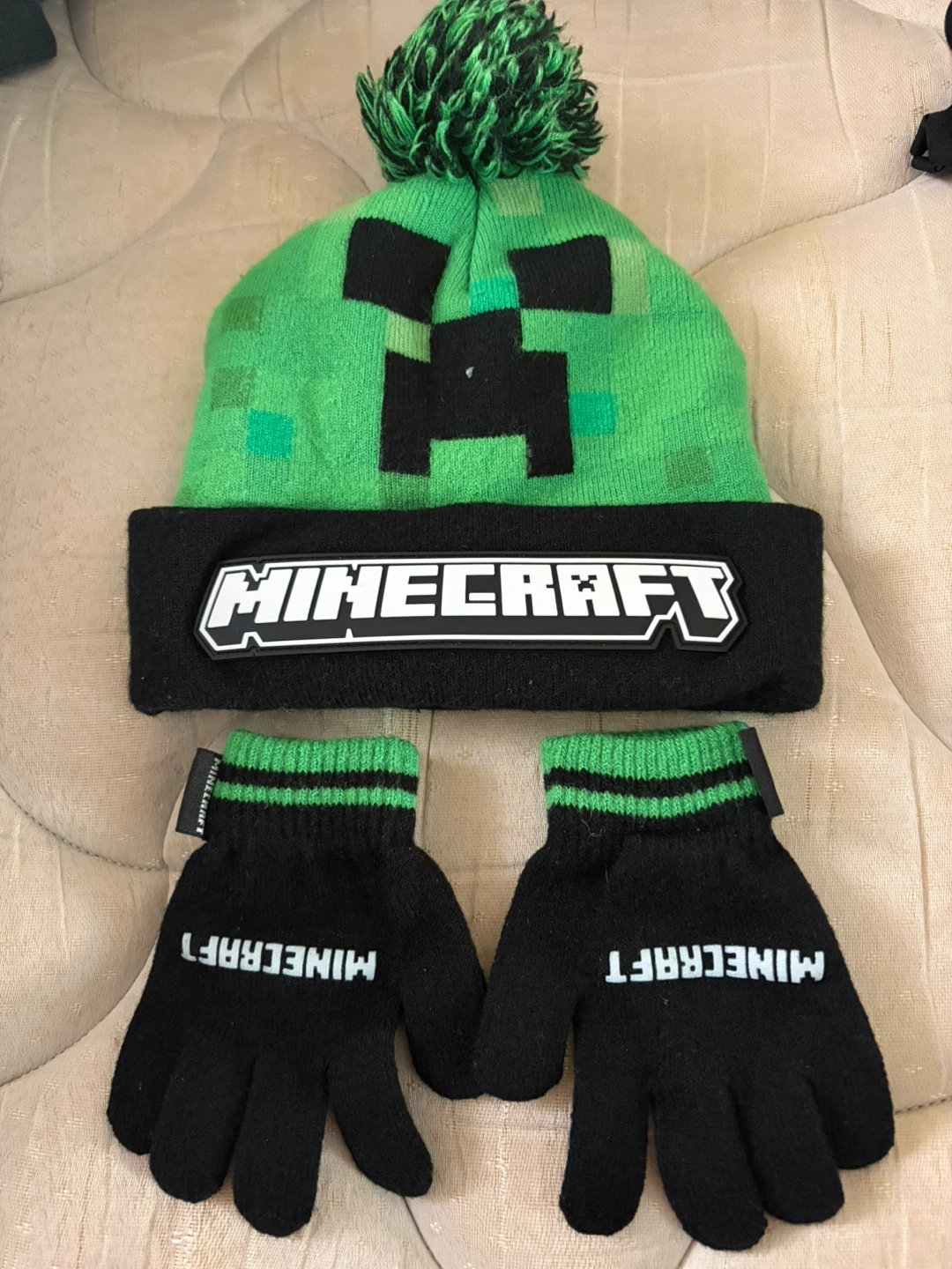 Minecraft Creeper Beanie and Gloves Set