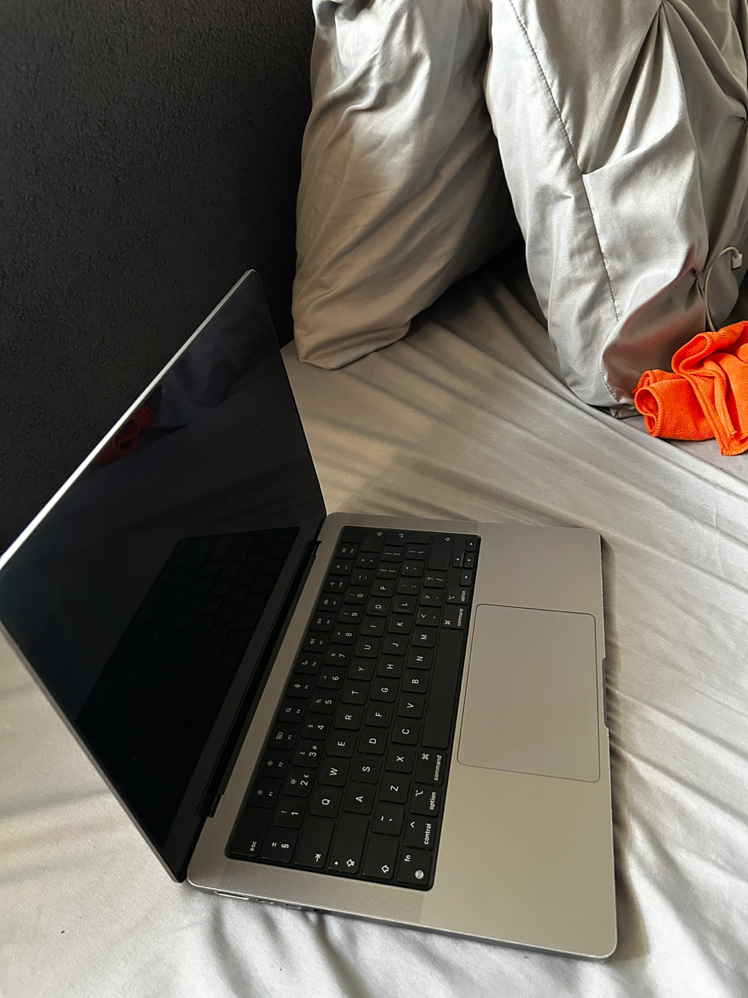 Apple MacBook Pro Laptop 14 inch M1 - photo 4