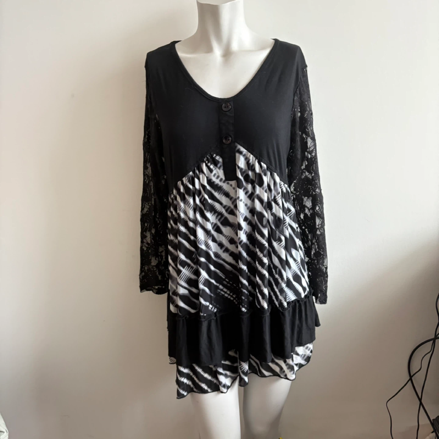 Black and White Tie-Dye Lace Sleeve Tunic Top
