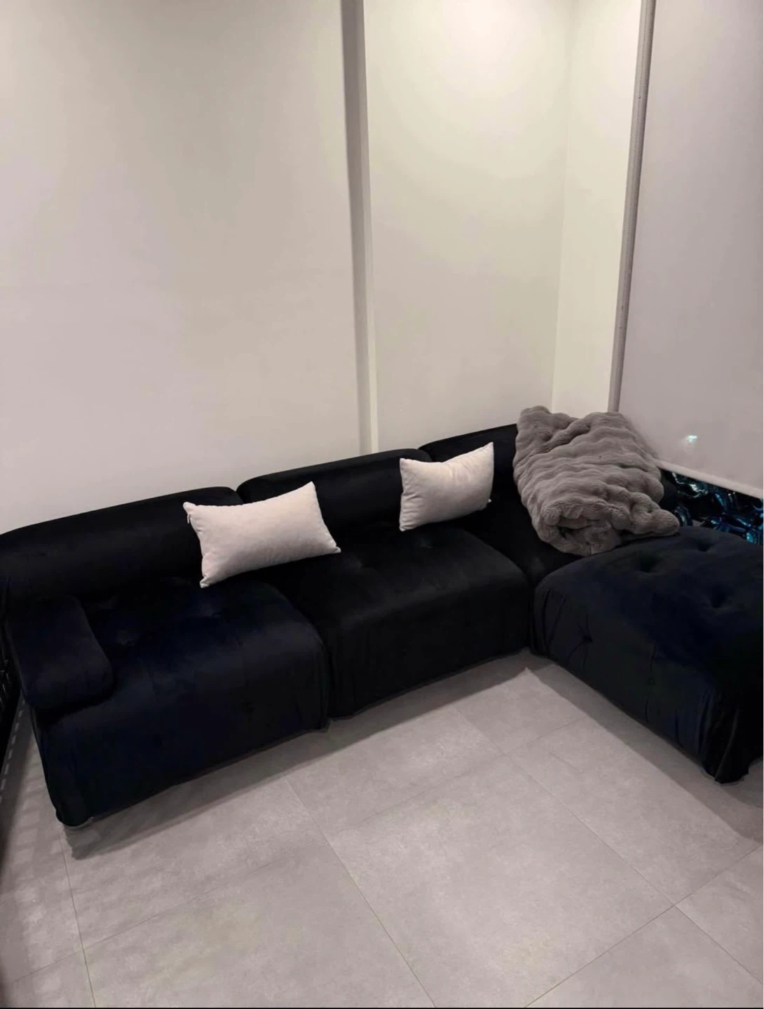Black Tufted Sectional Sofa - photo 2