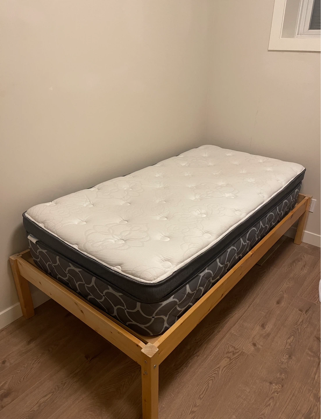 Single bed with sealy mattress