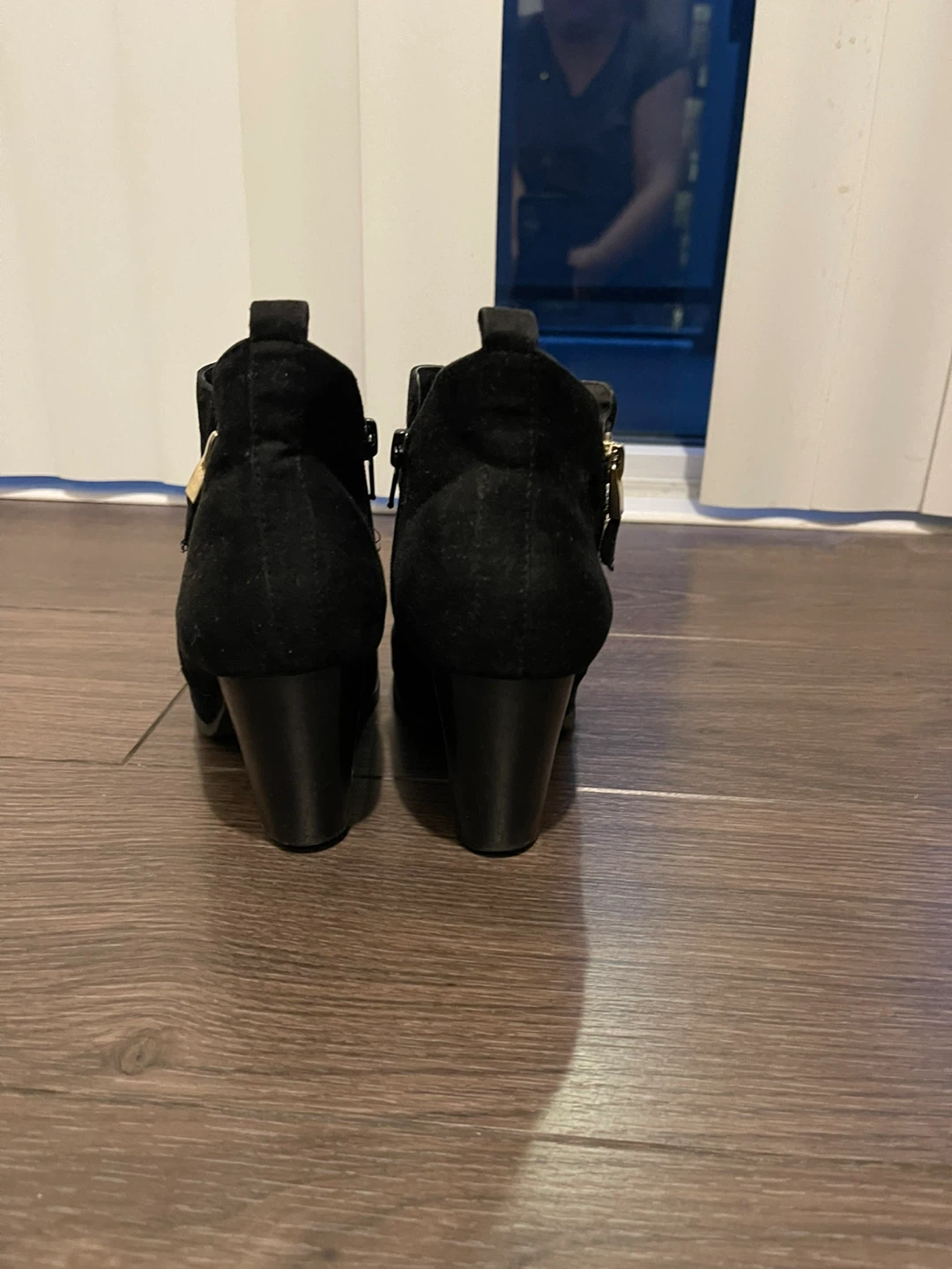 Black ankle heel boots with golden zipper - photo 3