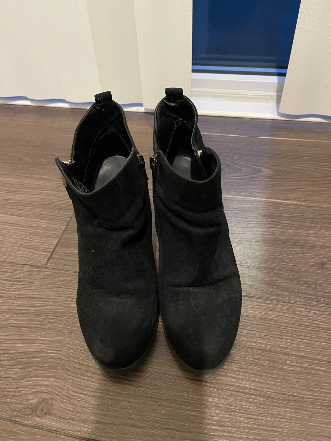 Black ankle heel boots with golden zipper - photo 2