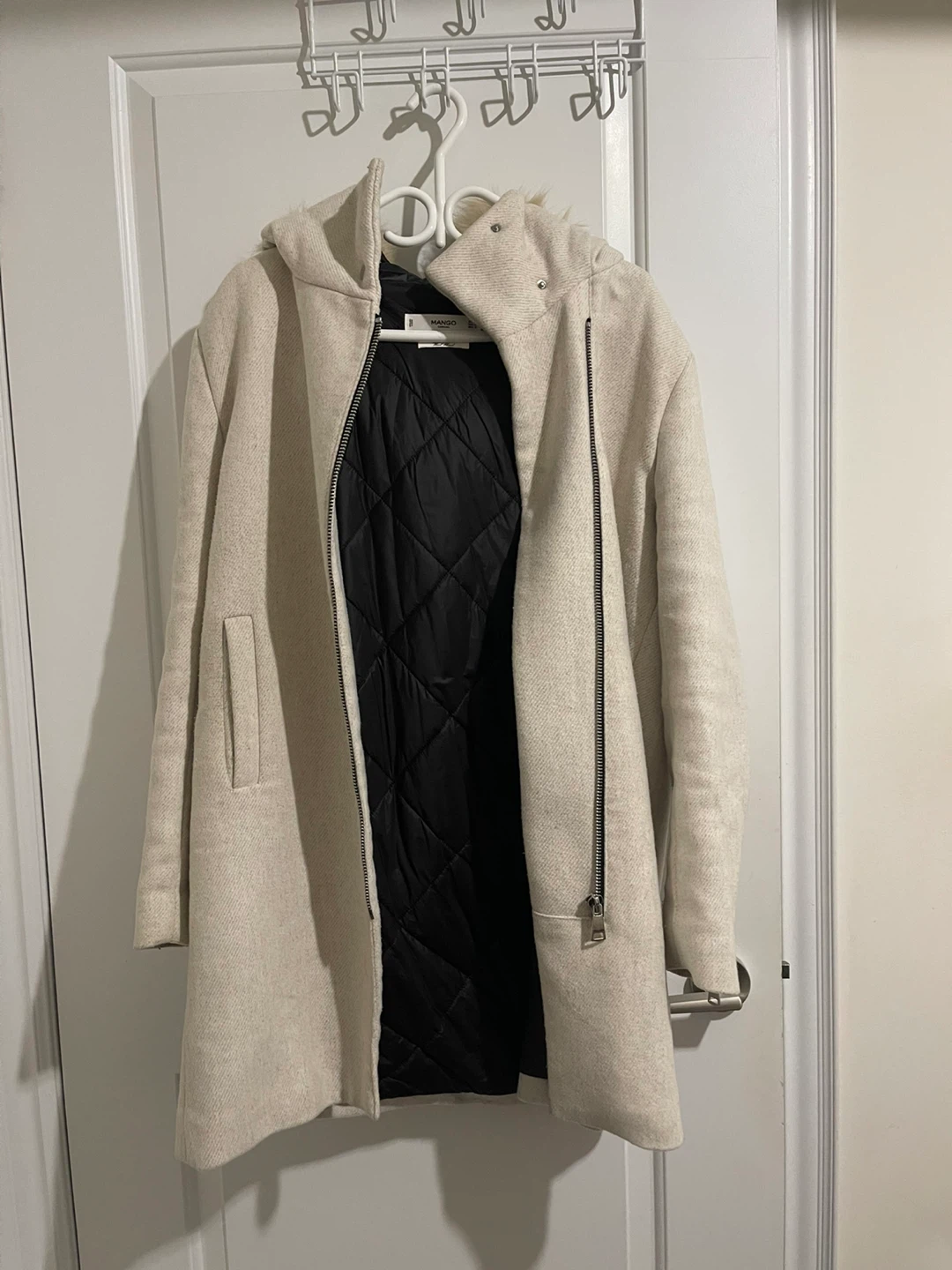 White Mango coat on zipper with fur hood
