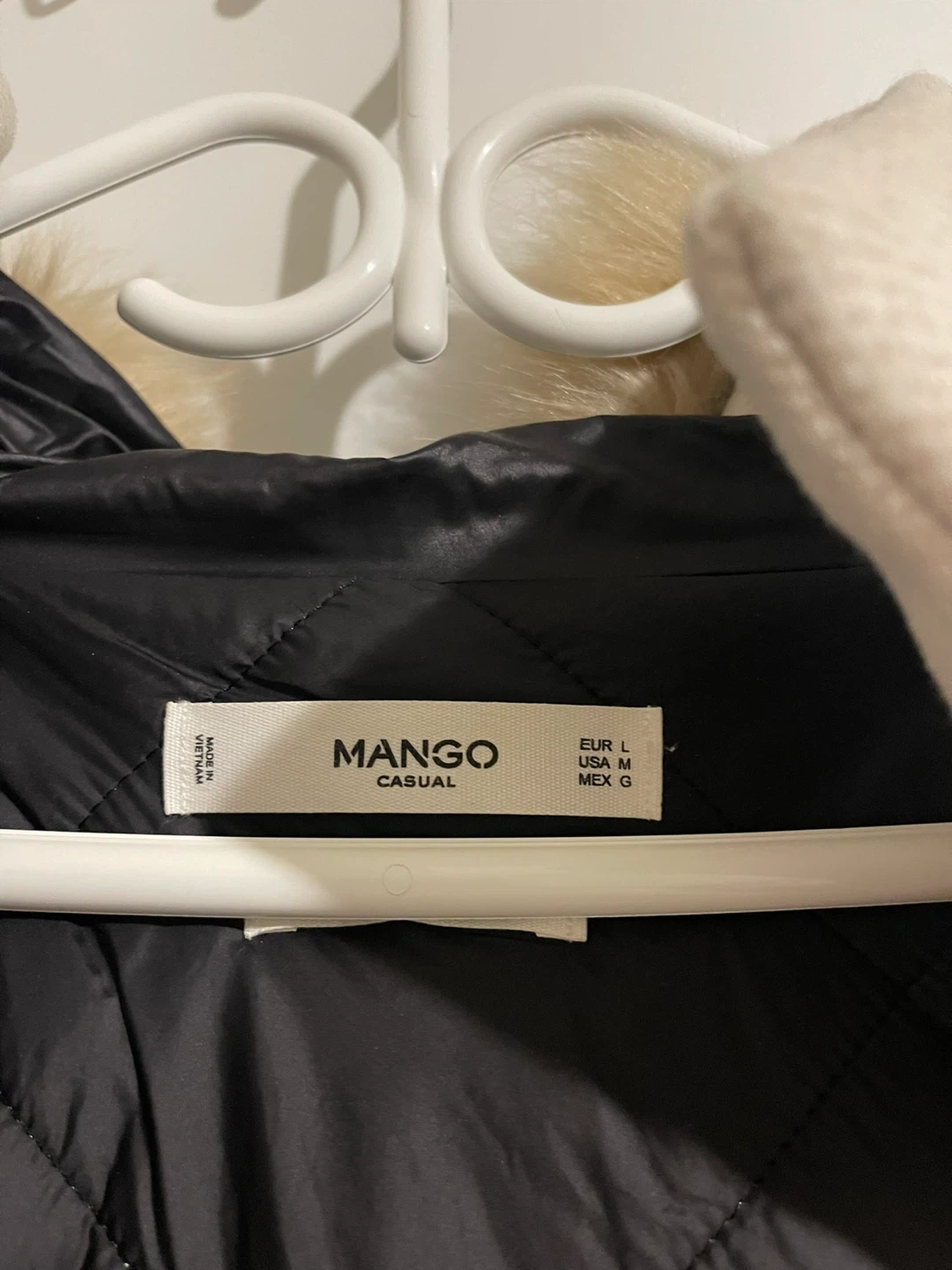 White Mango coat on zipper with fur hood - photo 4
