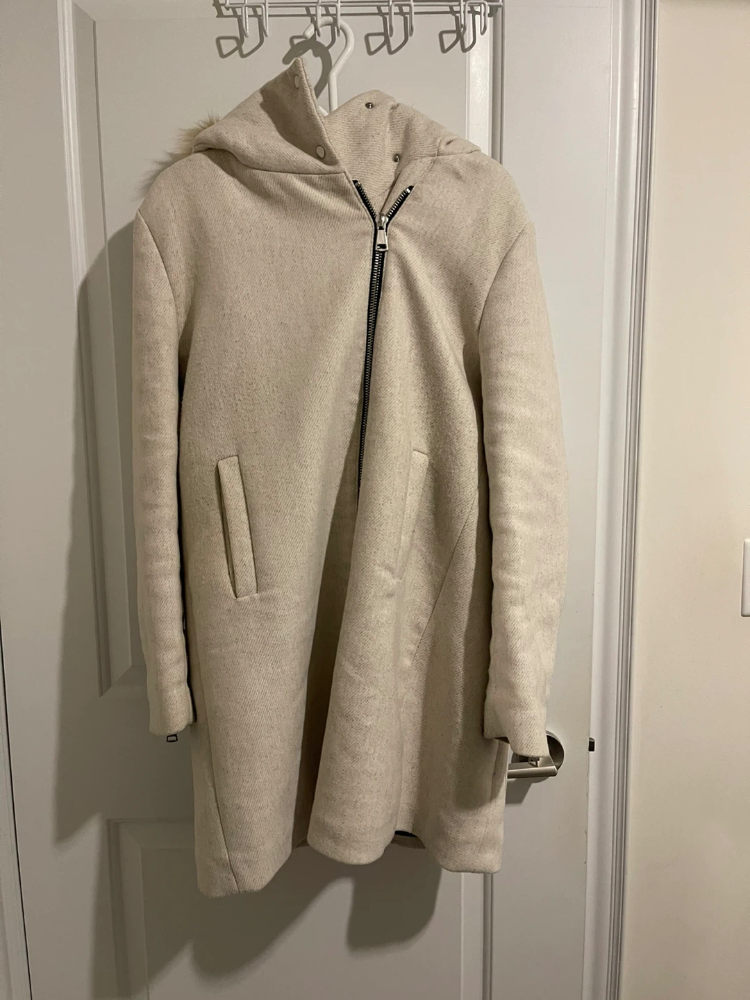 White Mango coat on zipper with fur hood - photo 3