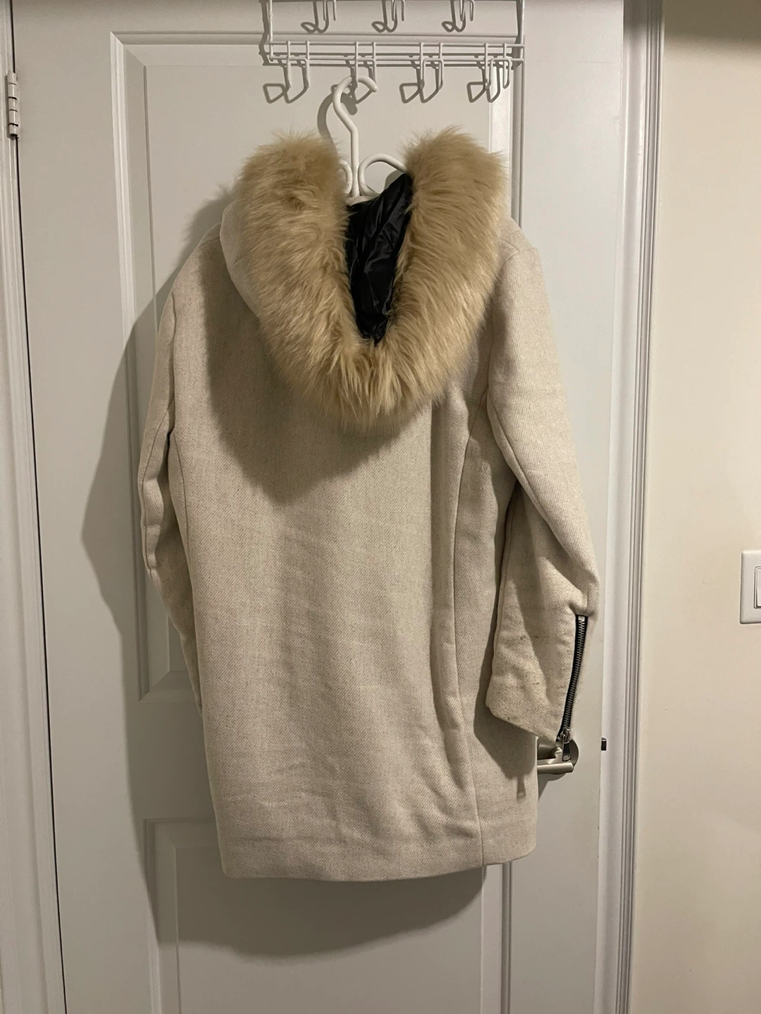 White Mango coat on zipper with fur hood - photo 2