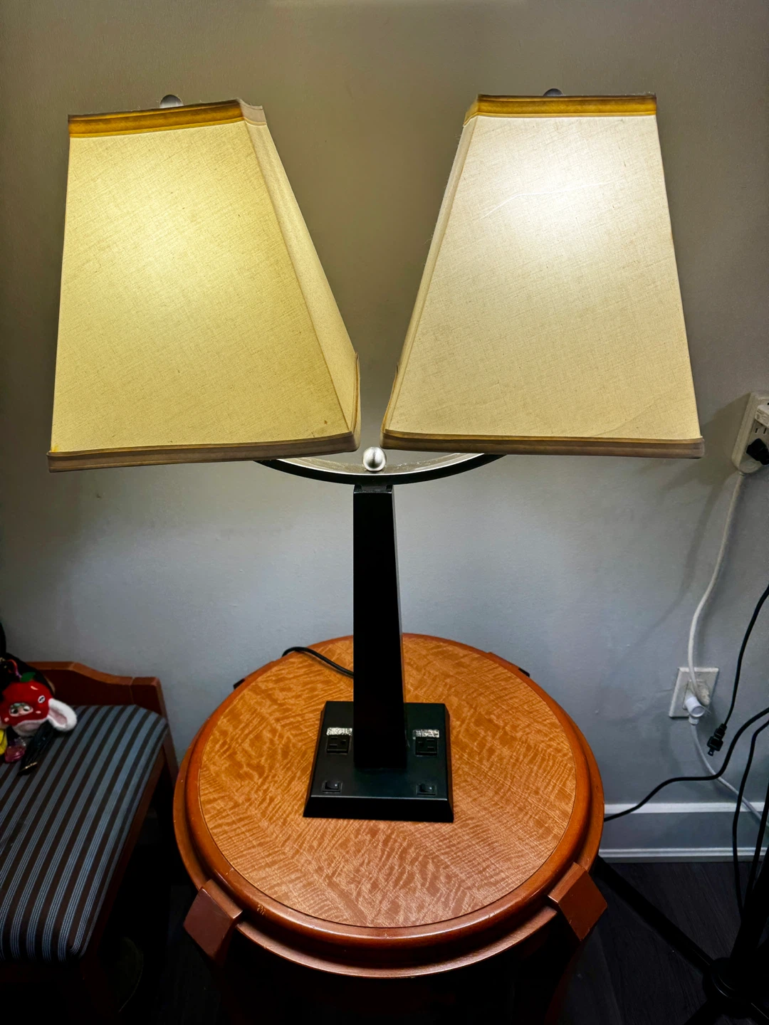 Round Accent Table - Lamp included - photo 3