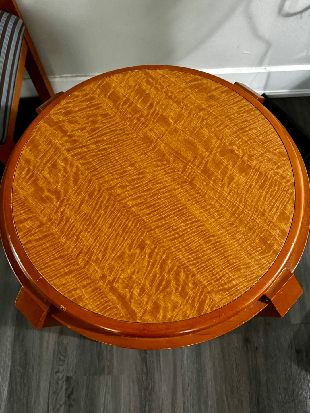 Round Accent Table - Lamp included - photo 2