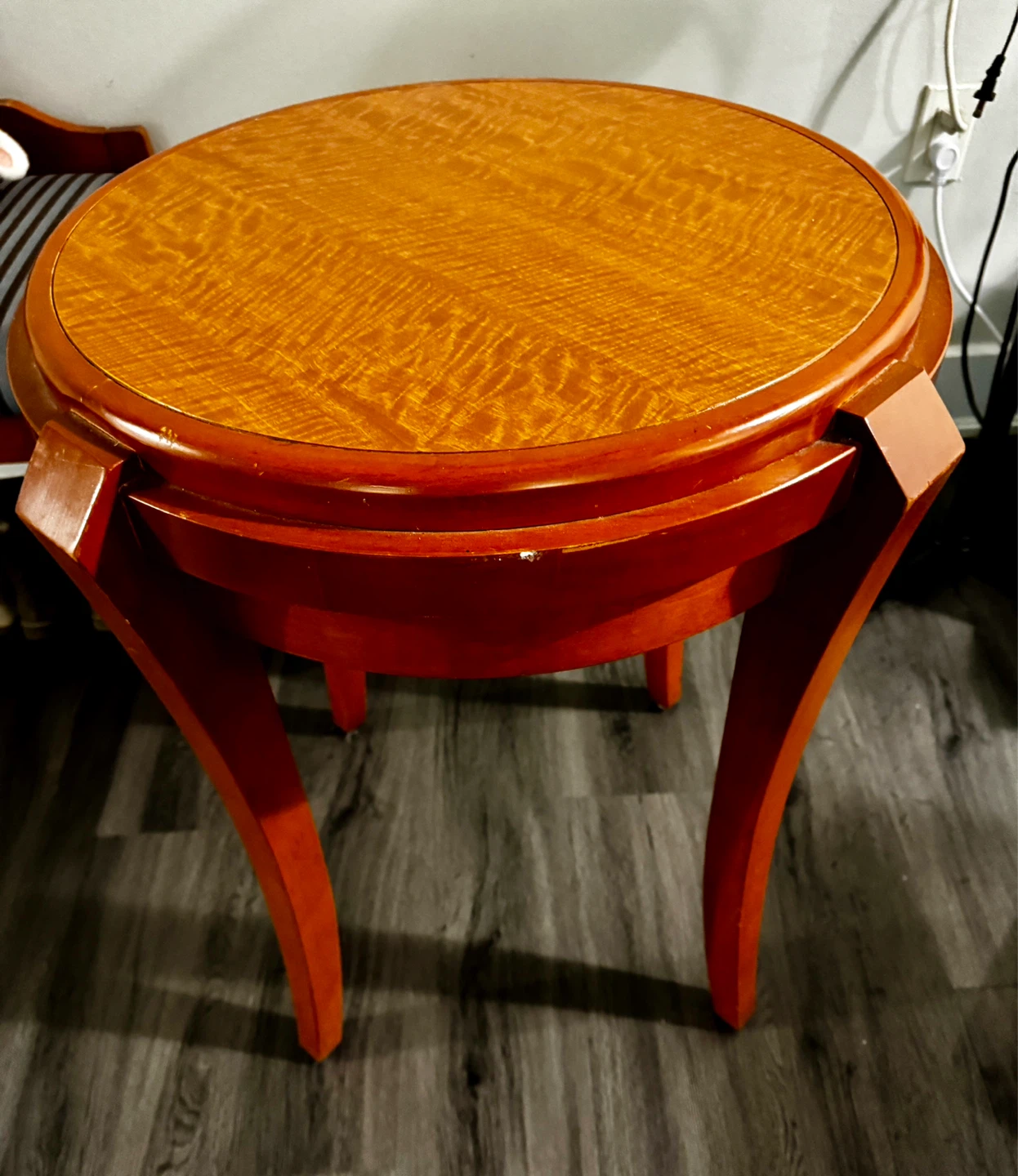 Round Accent Table - Lamp included