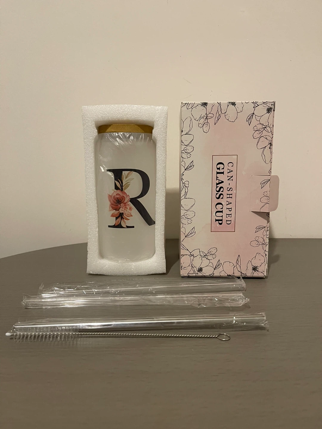Brand new glass cup with letter R and flowers - photo 2
