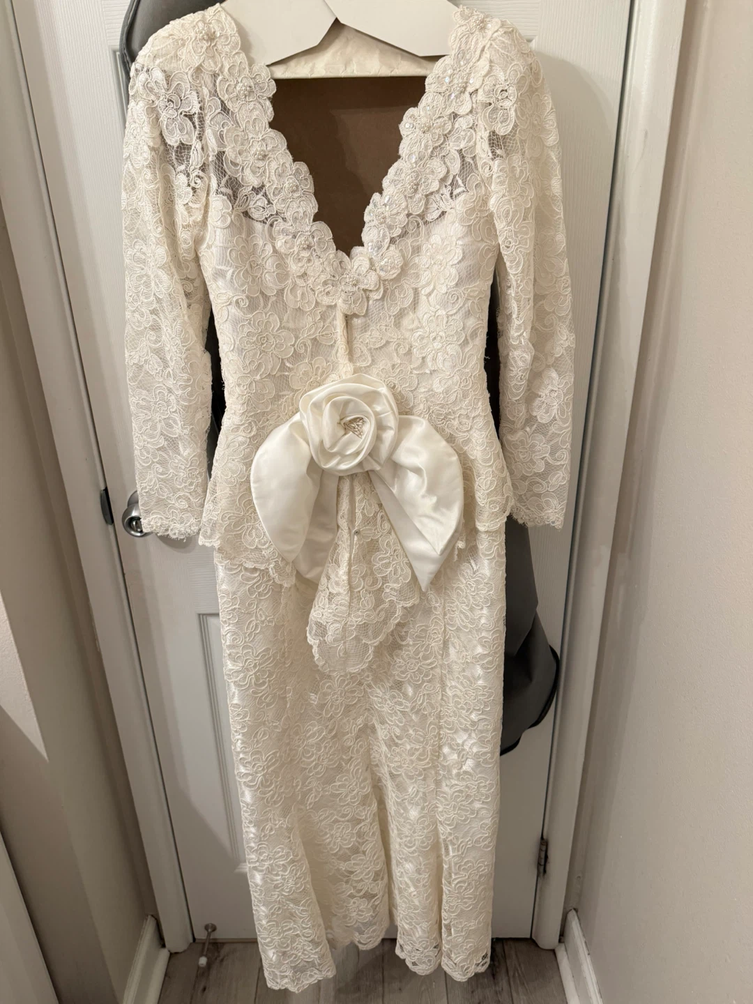 VTG Ivory Lace Dress with Satin Bow Accent - photo 4