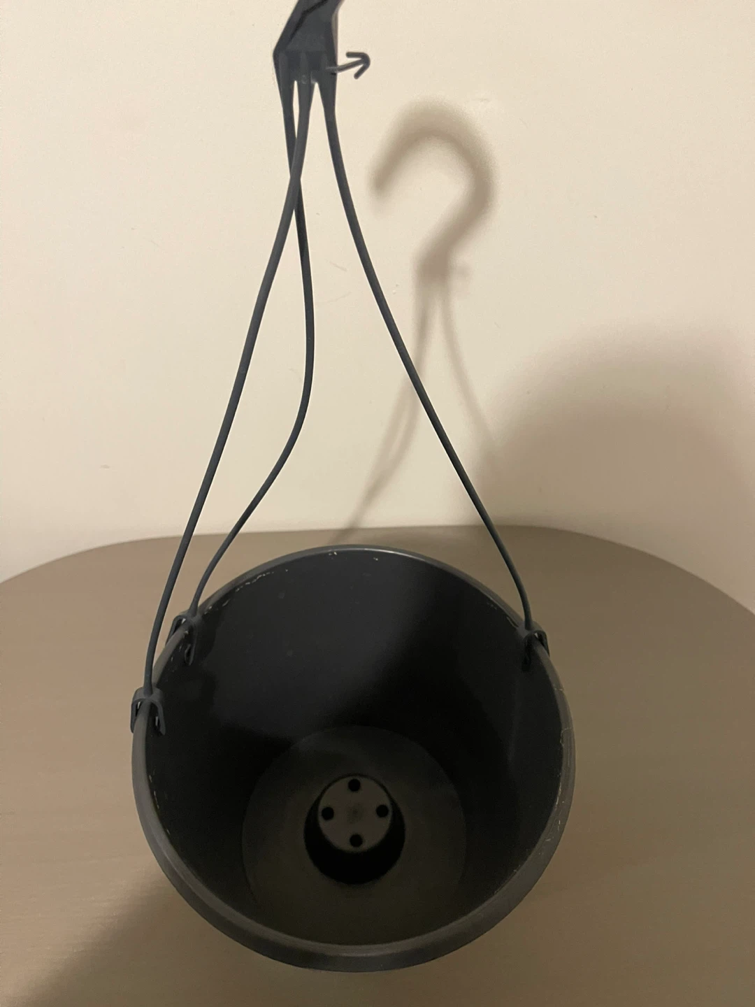 Plastic plant pot with drainage and hanging hook - photo 2