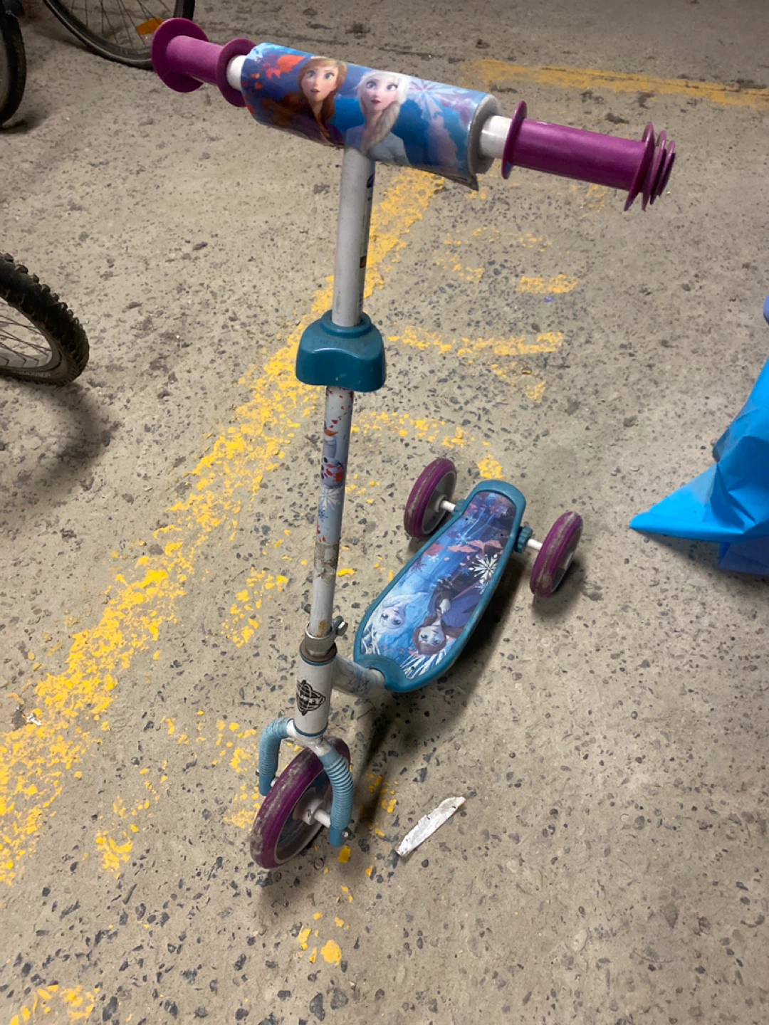 Frozen 3-Wheel Scooter