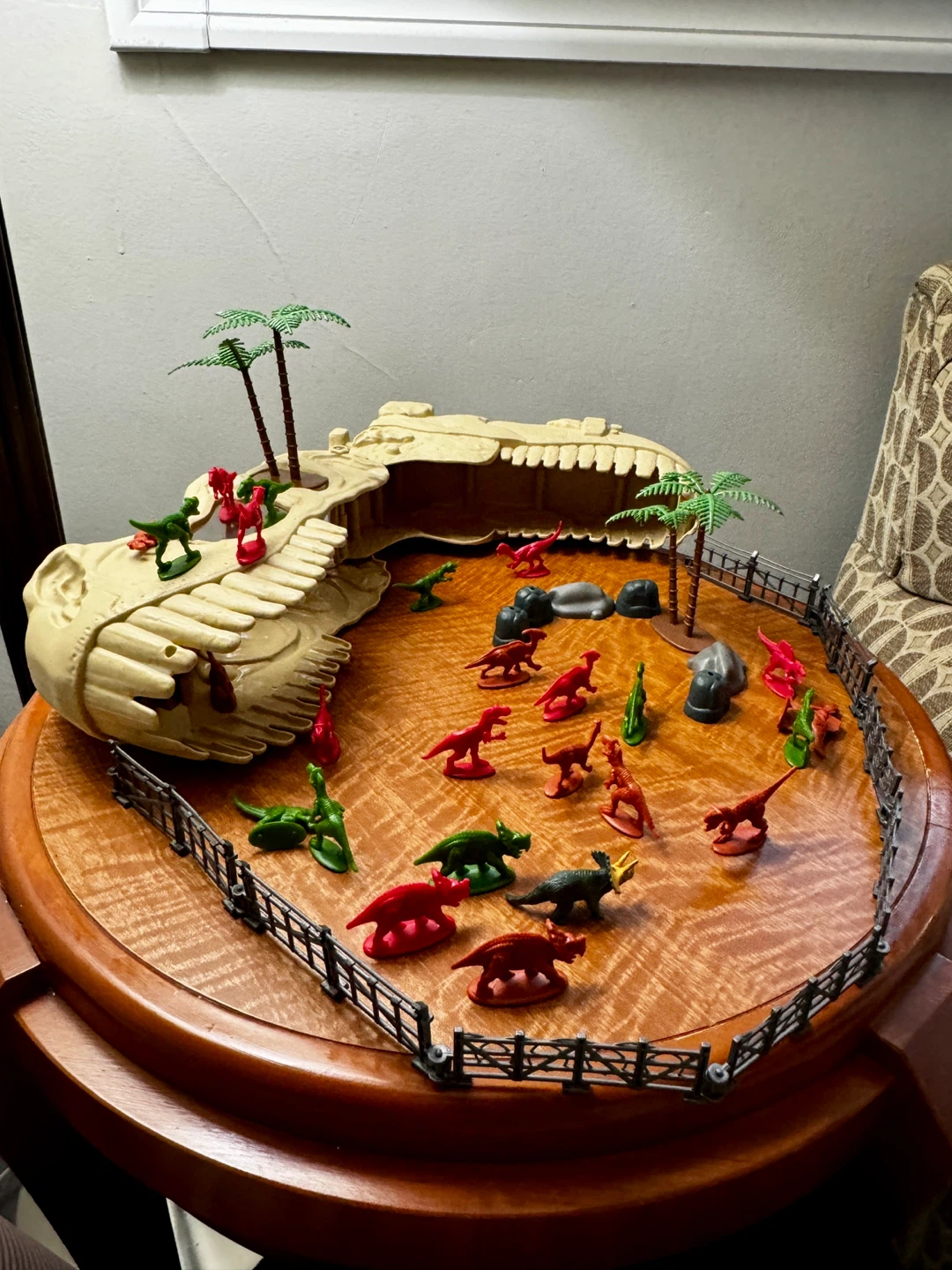 Dinosaur Skull Play Set with Figures