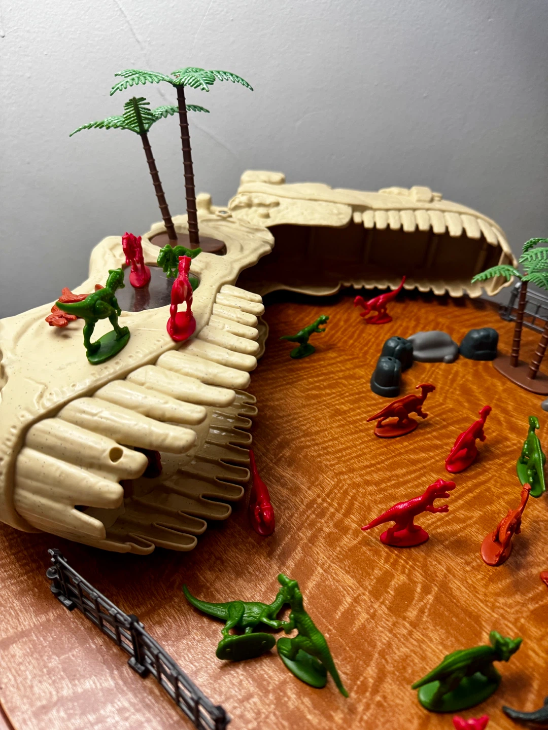 Dinosaur Skull Play Set with Figures - photo 2