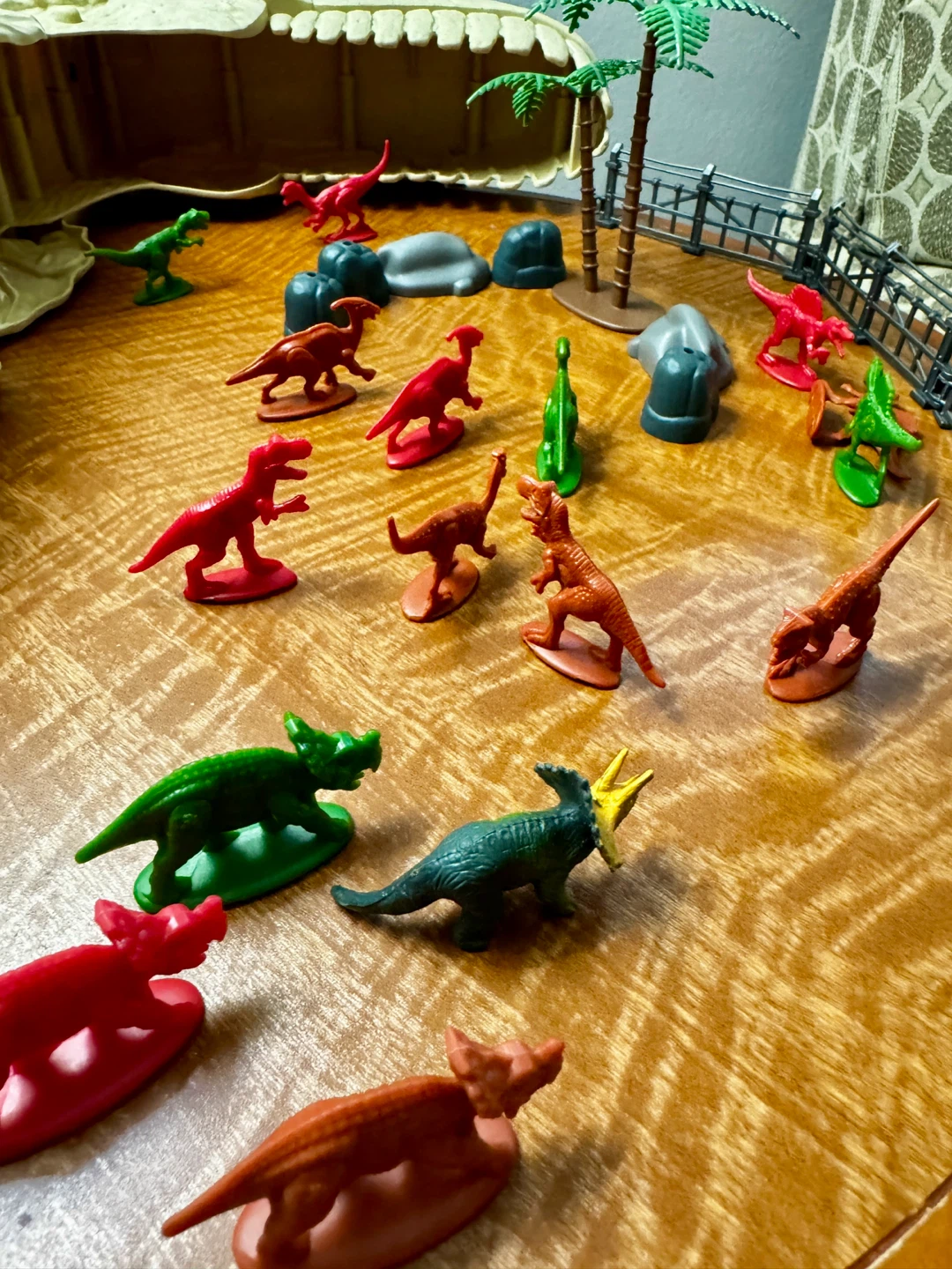 Dinosaur Skull Play Set with Figures - photo 3