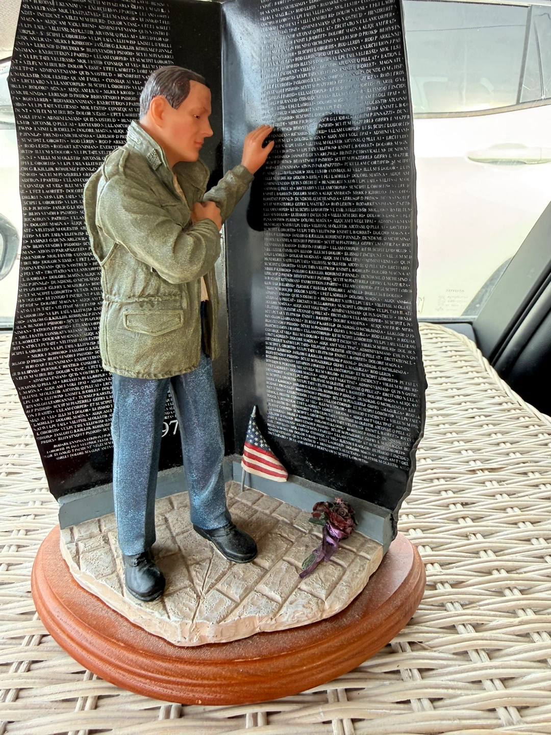Vietnam Veterans Memorial Replica Figurine - photo 2