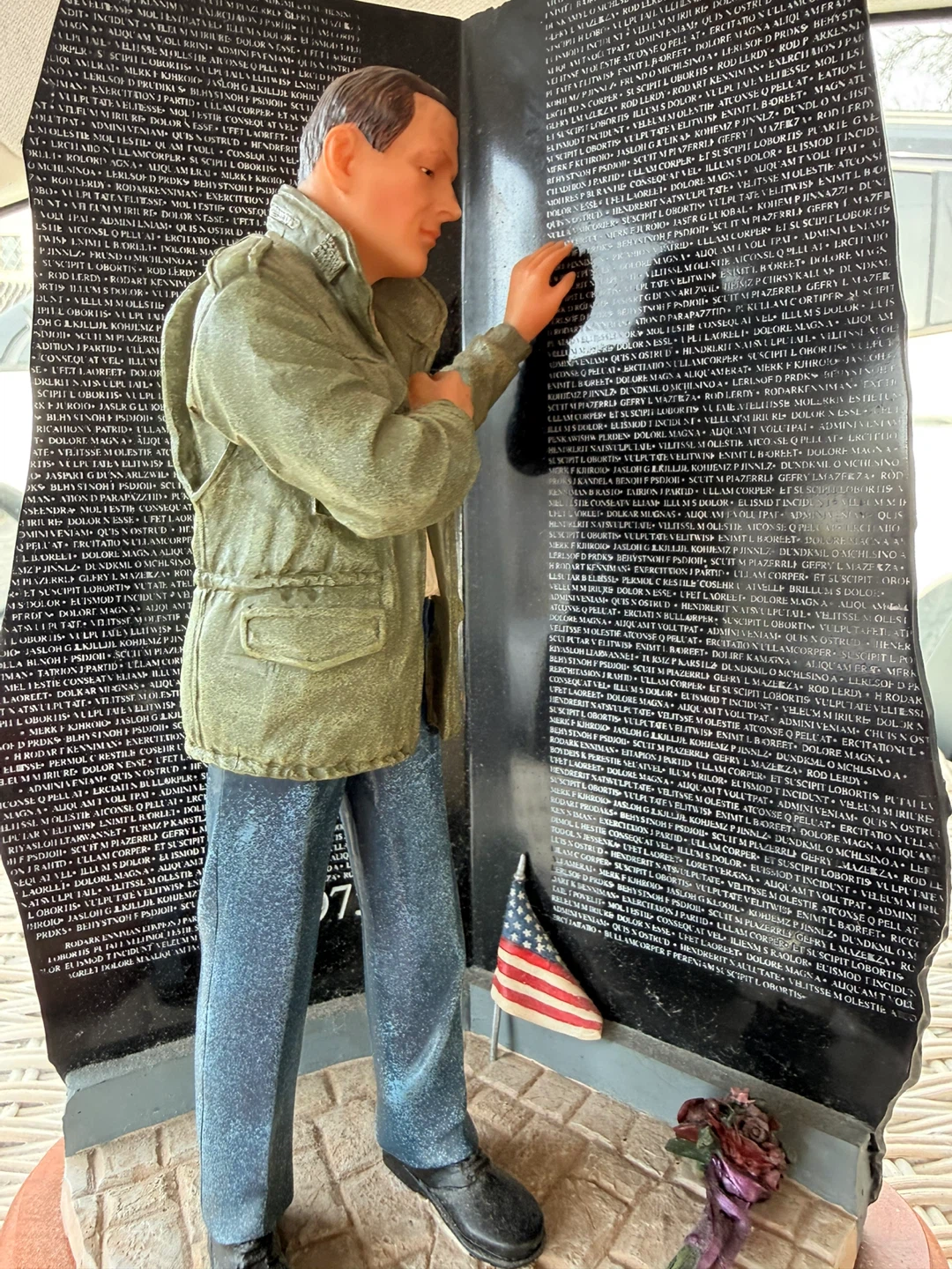 Vietnam Veterans Memorial Replica Figurine - photo 3