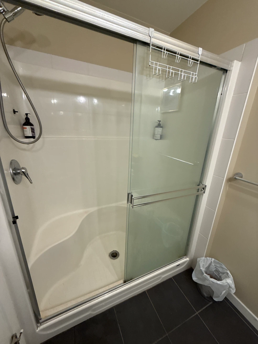 Fleetwood Spacious Townhouse-single room for rent - photo 4