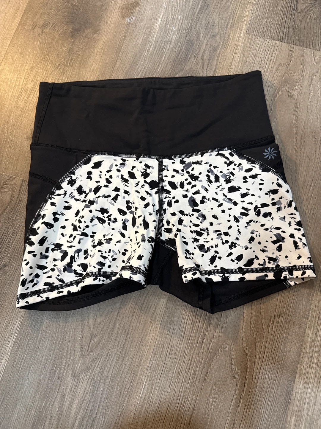 Athleta Black & White Patterned Athletic Shorts Size XS