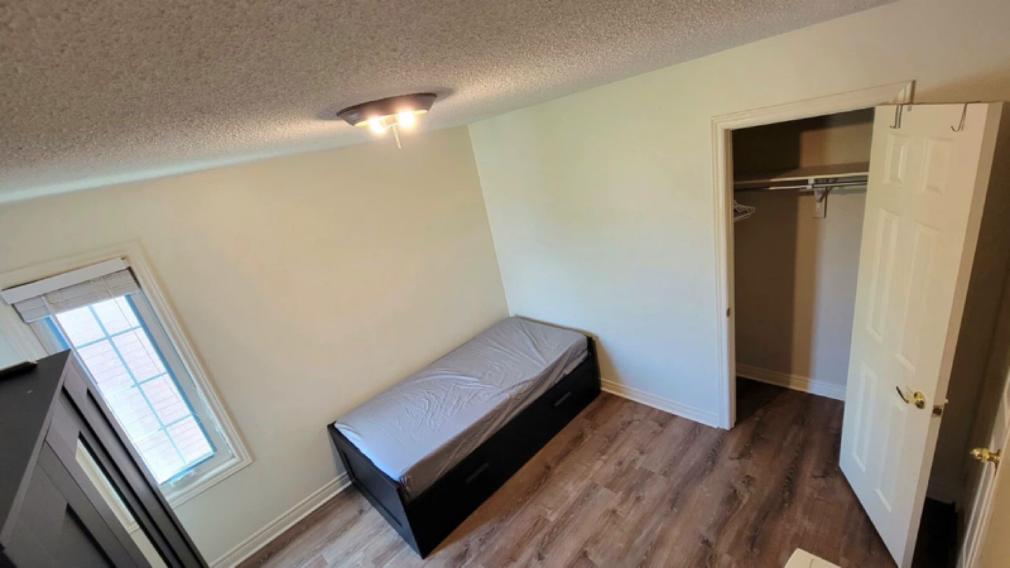 Private room for rent: Ideal for a Female - photo 2