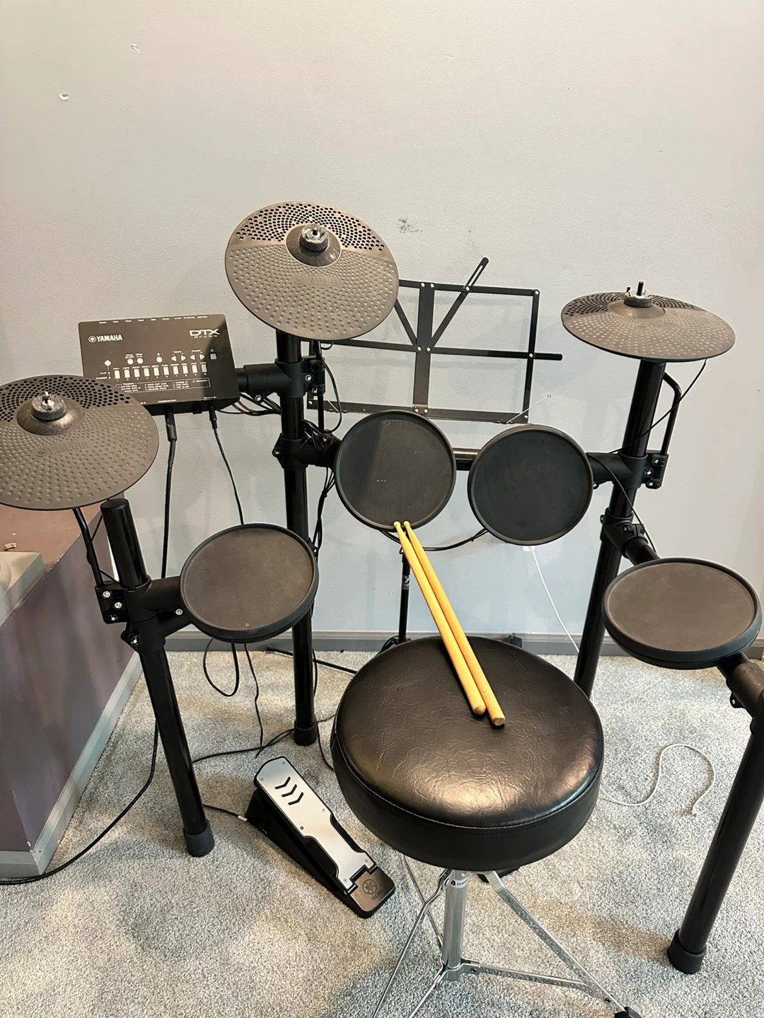 Yamaha DTX Electronic Drum Kit  + Roland PM-10 Monitor Amp