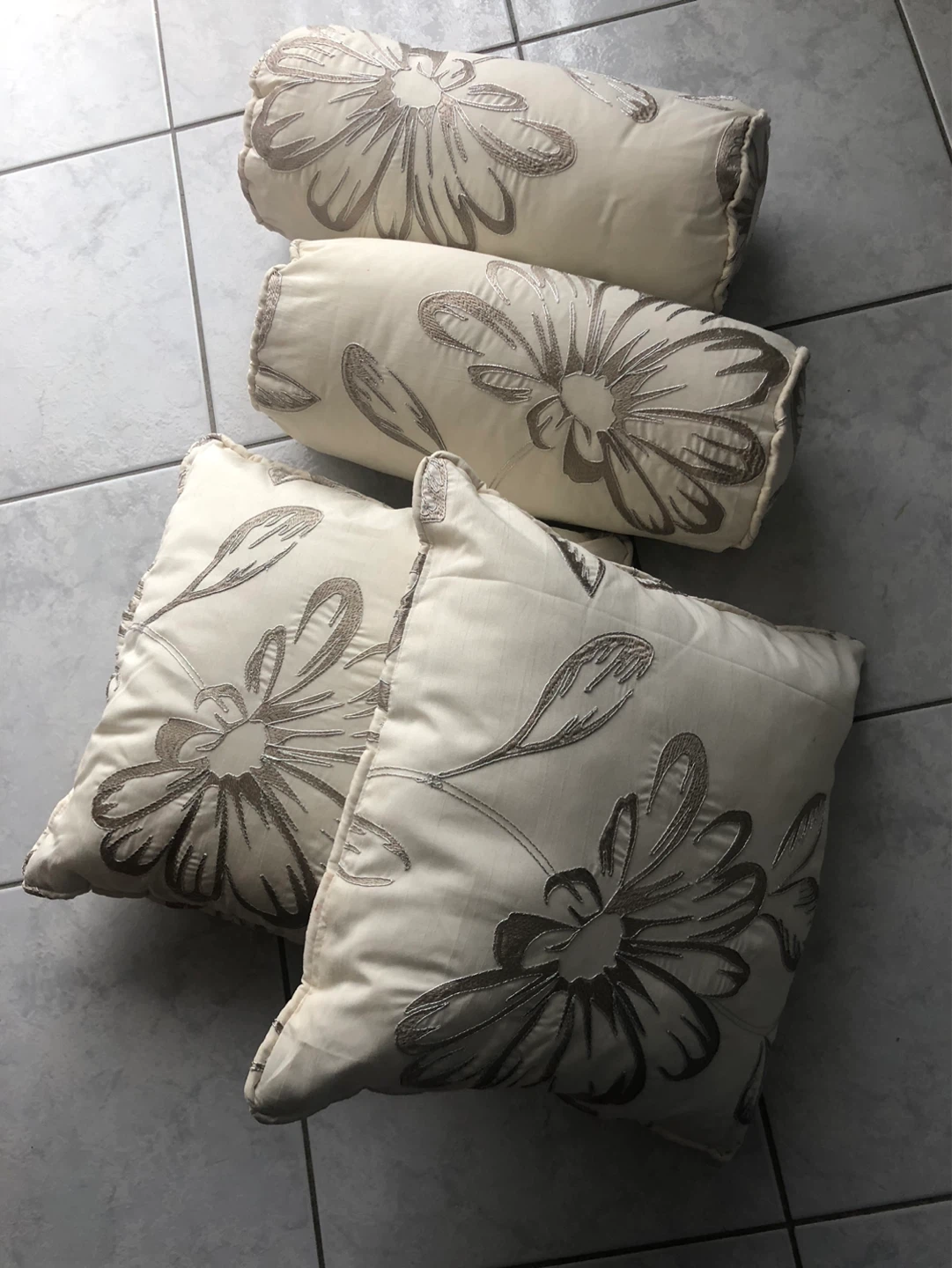 Set of 4 decorative throw pillows