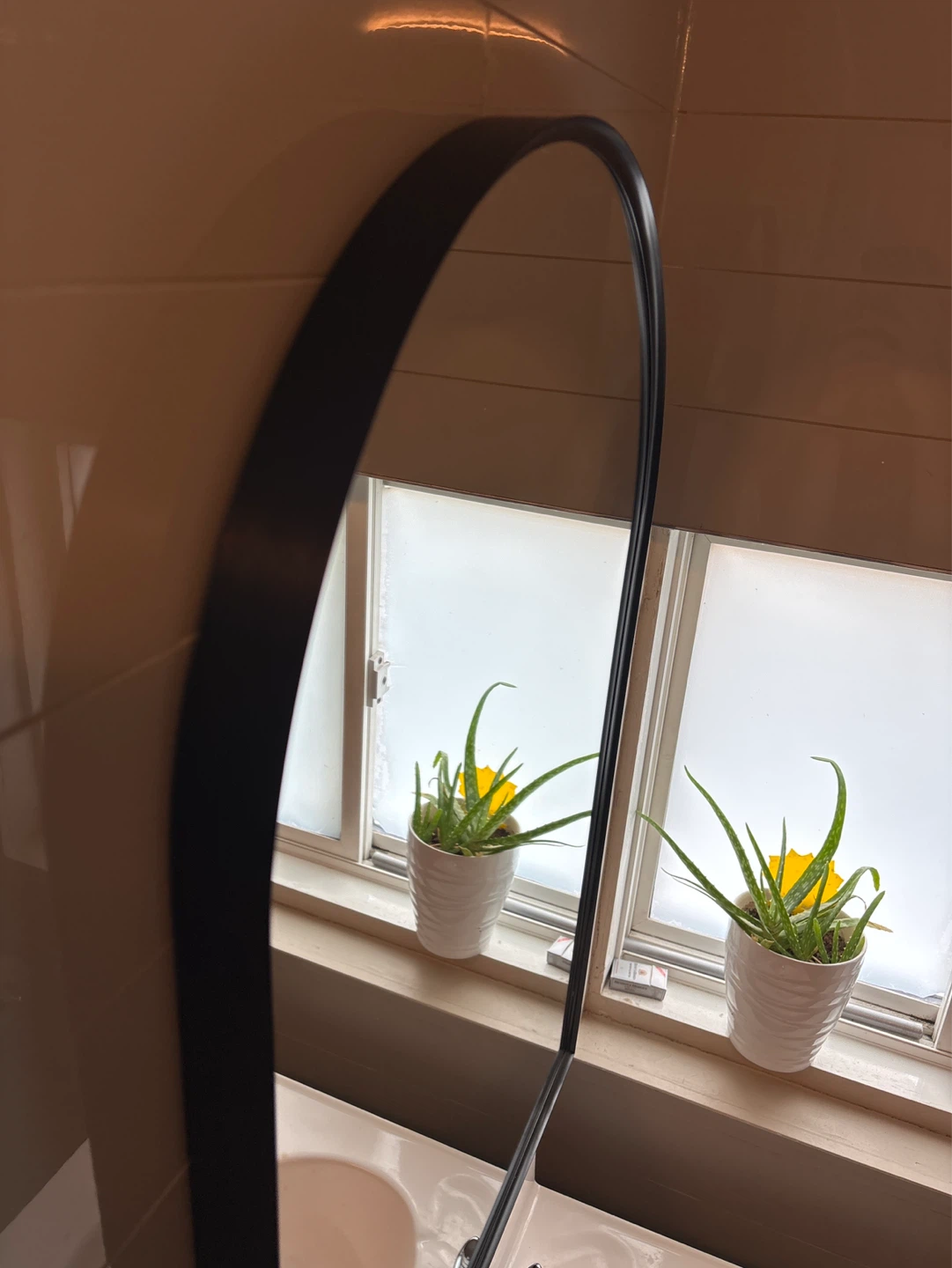 Arched Wall Mirror with Black Metal Frame - photo 2