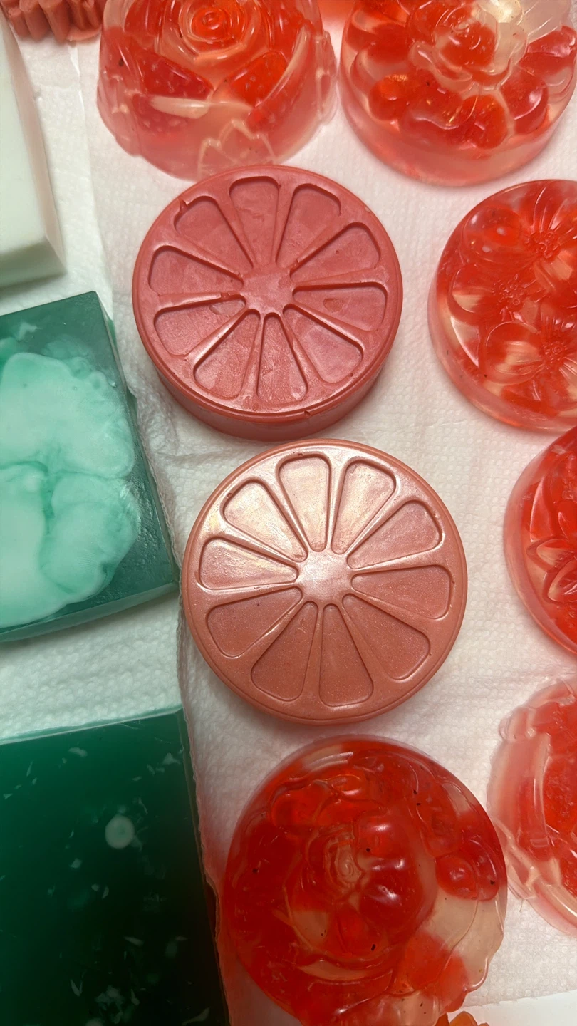 Set of 5 handmade floral and fruit slice soaps - photo 2