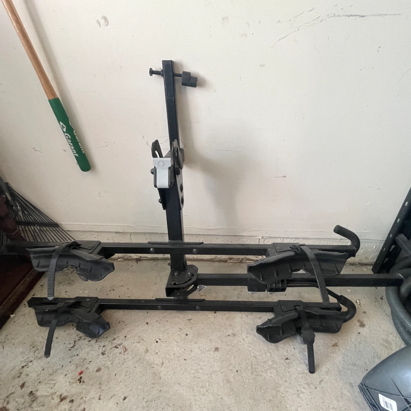 Thule Hitch Mount Bike Rack/carrier with lock.  Holds 2 bikes - photo 3