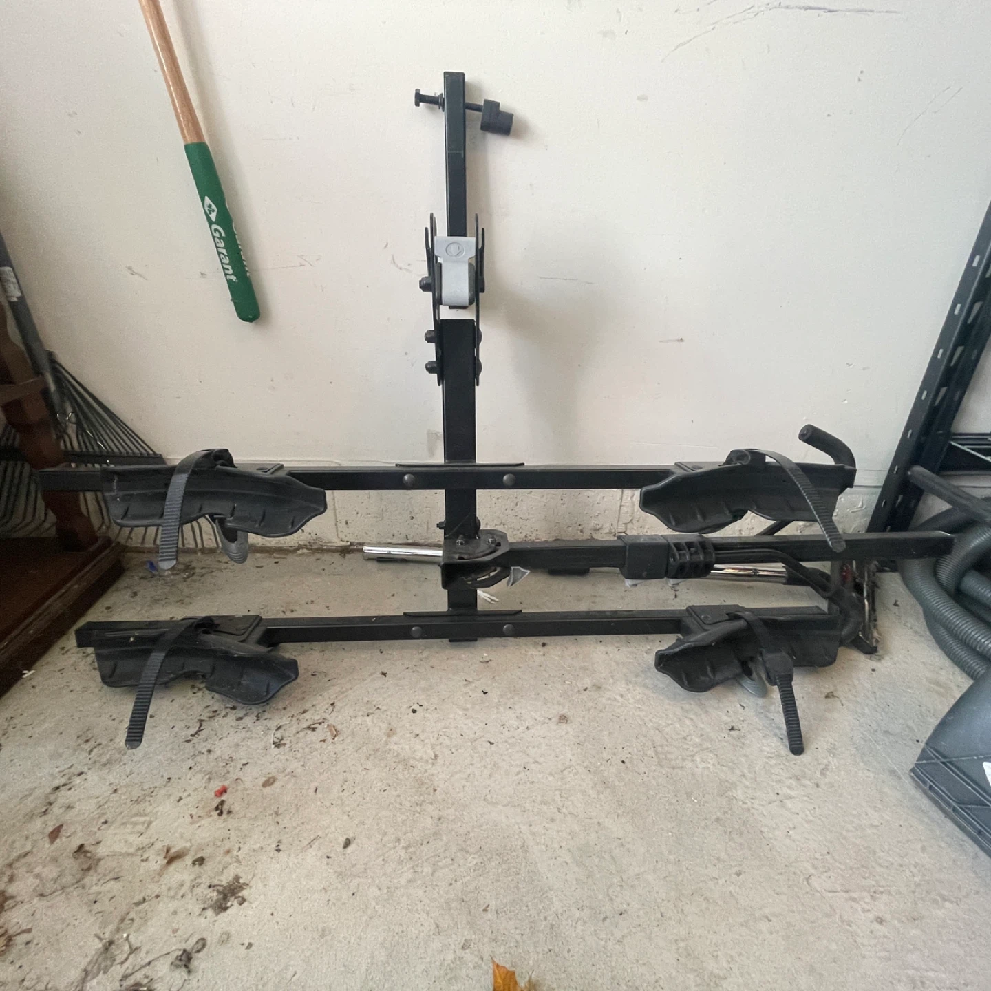 Thule Hitch Mount Bike Rack/carrier with lock.  Holds 2 bikes - photo 2