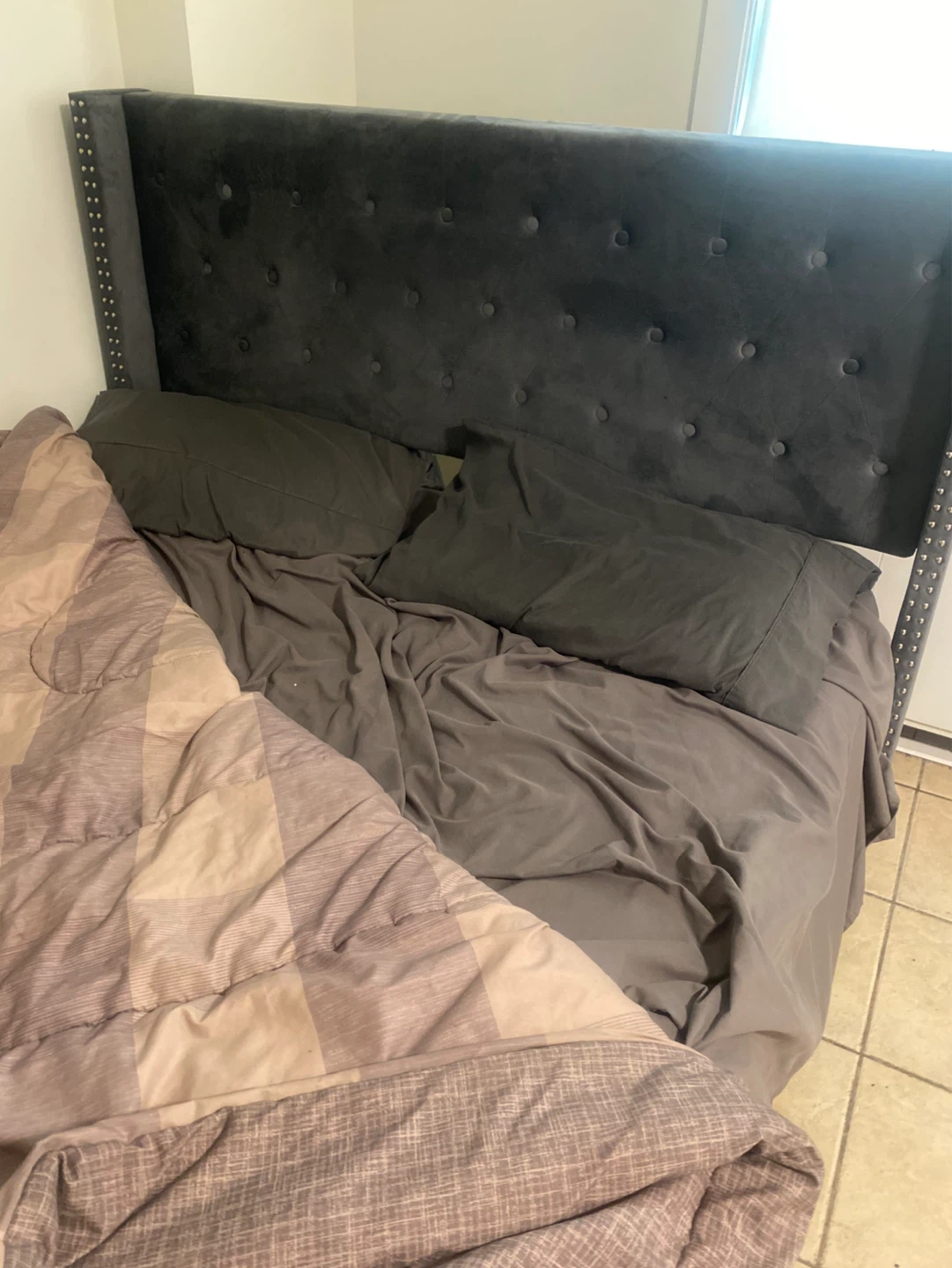Dark Grey Velvet Tufted Headboard Bed Frame - photo 2