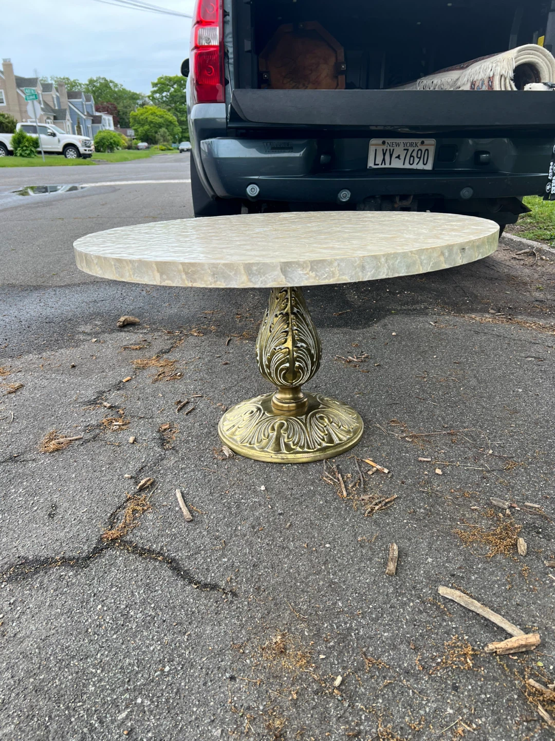 Round Capiz Shell Coffee Table with Ornate Brass Base - photo 3