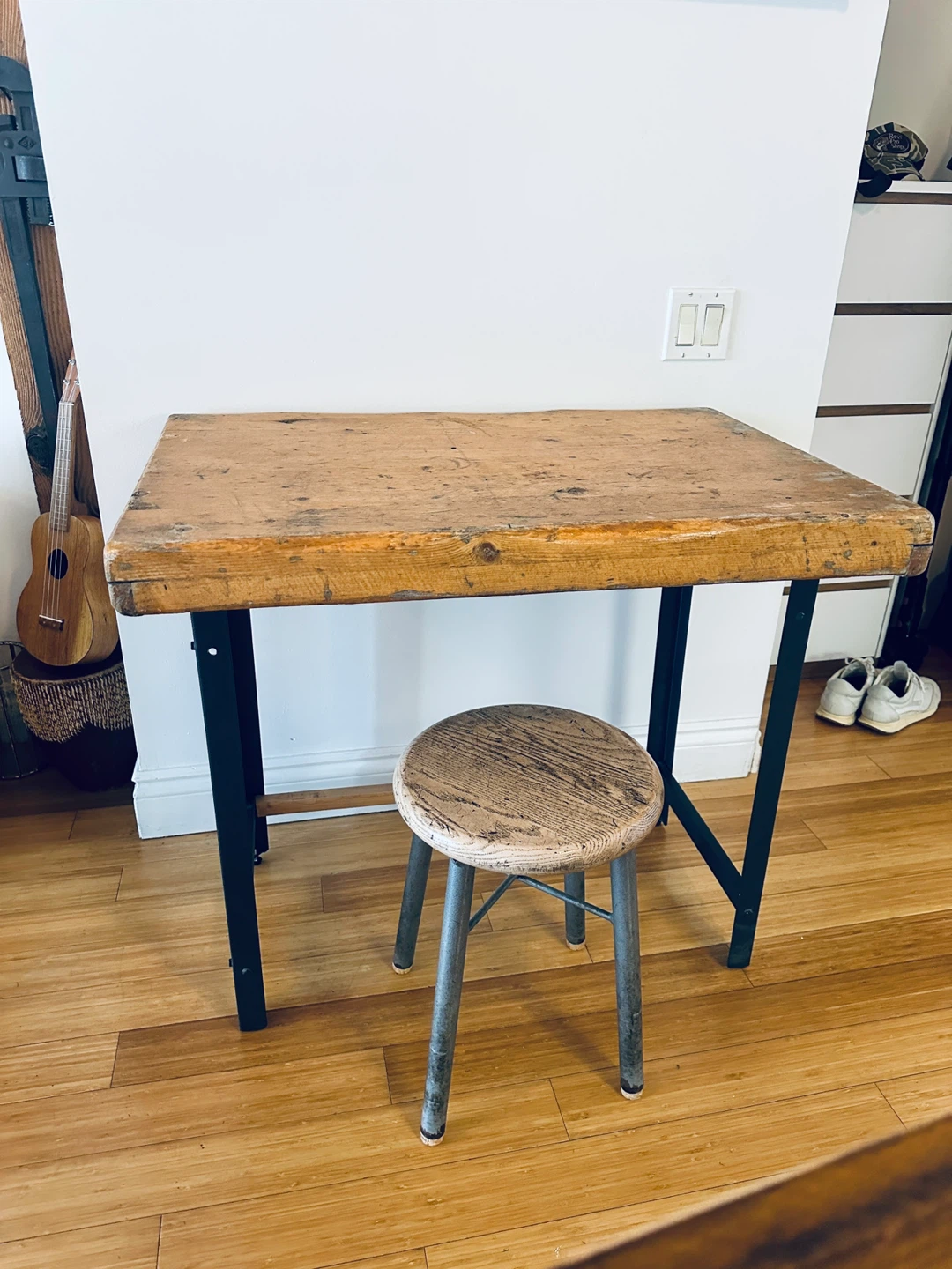 VINTAGE PINE WOOD SHOP CRAFT TABLE / OFFICE DESK W STOOL