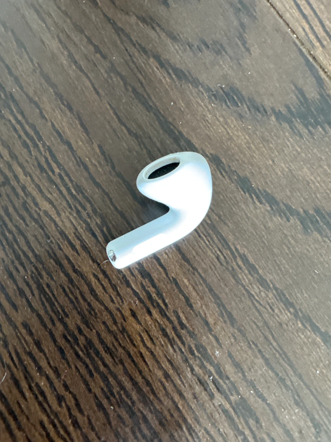 left earbud - 4th Generation Apple AirPods