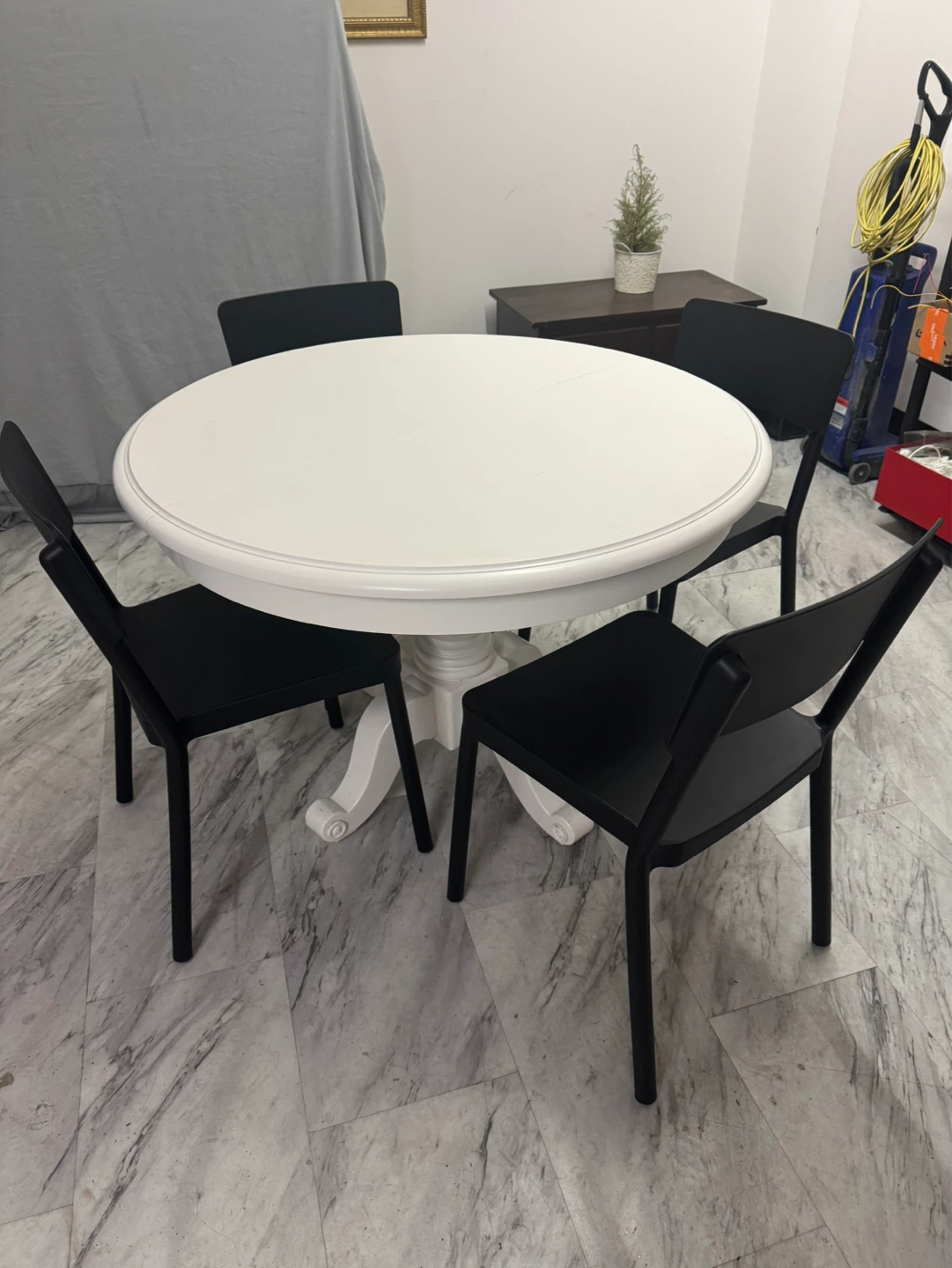 White Round Pedestal Dining Table with 4 Black Chairs - photo 2