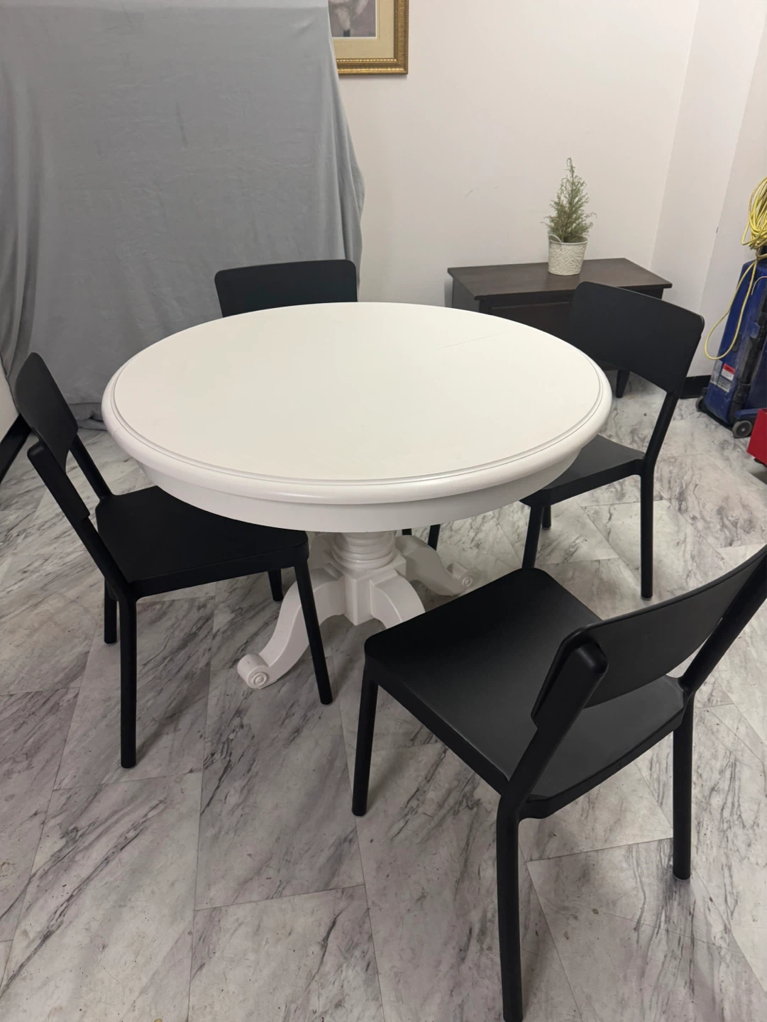 White Round Pedestal Dining Table with 4 Black Chairs