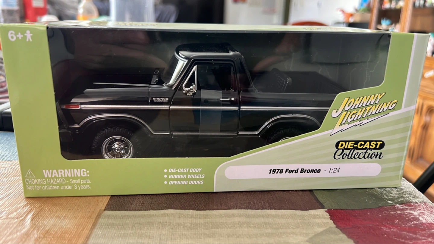 Johnny Lightning 1978 Ford Bronco Die-Cast 1:24