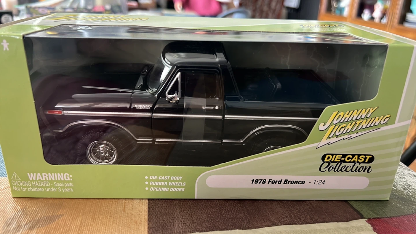 Johnny Lightning 1978 Ford Bronco Die-Cast 1:24 - photo 2